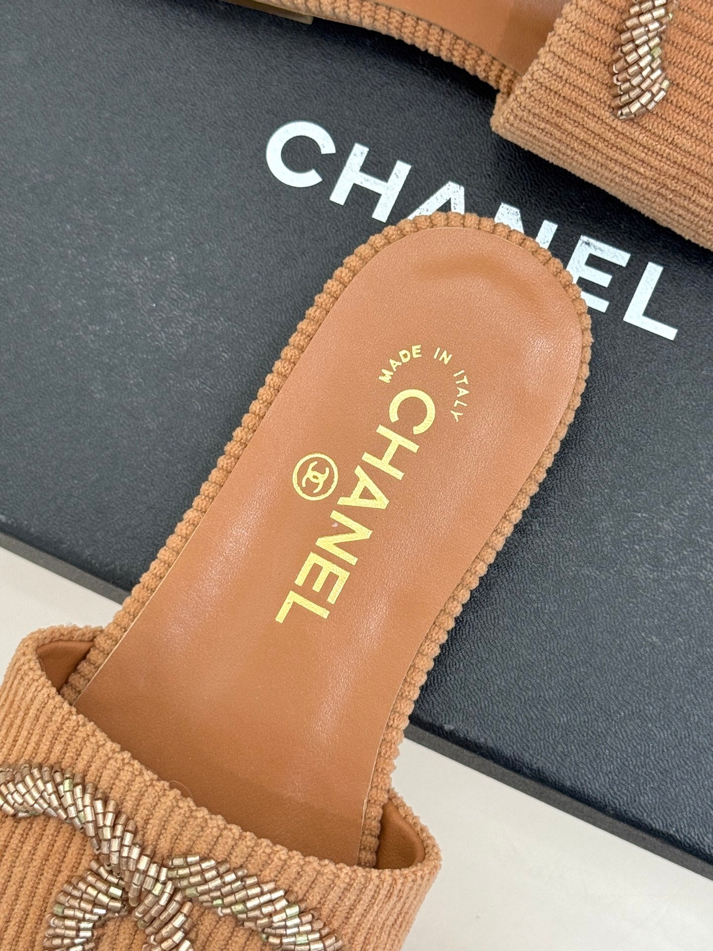 BEIGE TEXTURED SLIDE SANDALS