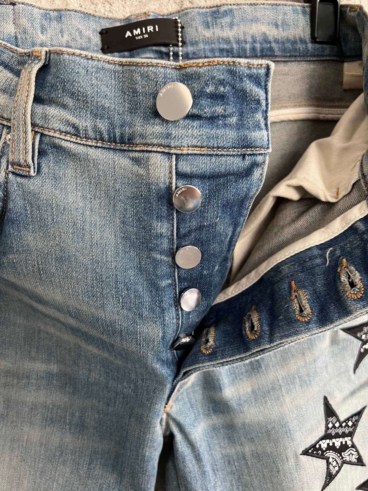 STAR APPLIQUÉ DISTRESSED SKINNY JEANS