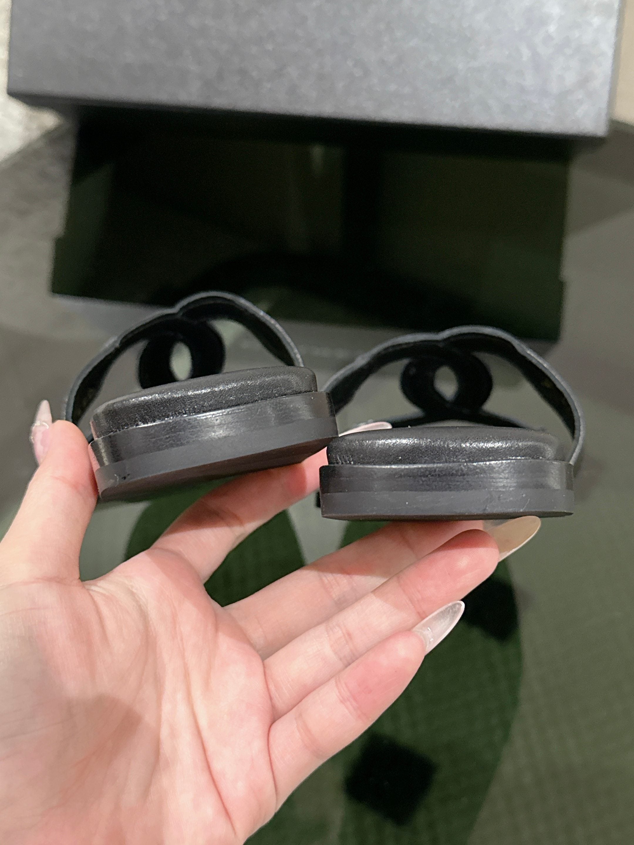 BLACK MINIMALIST SLIDE SANDALS