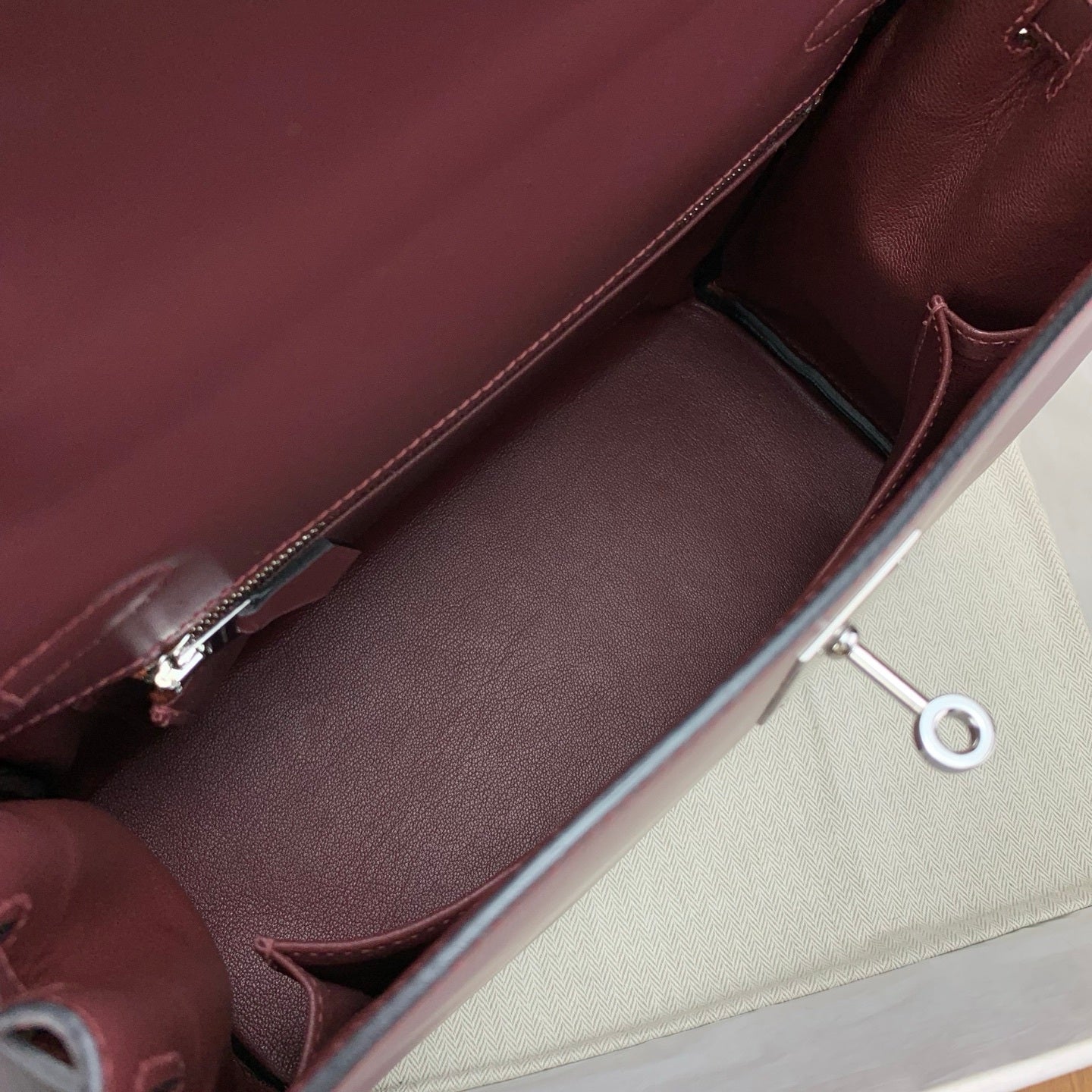 LUXURY BURGUNDY LEATHER TOP HANDLE HANDBAG WITH SILVER HARDWARE