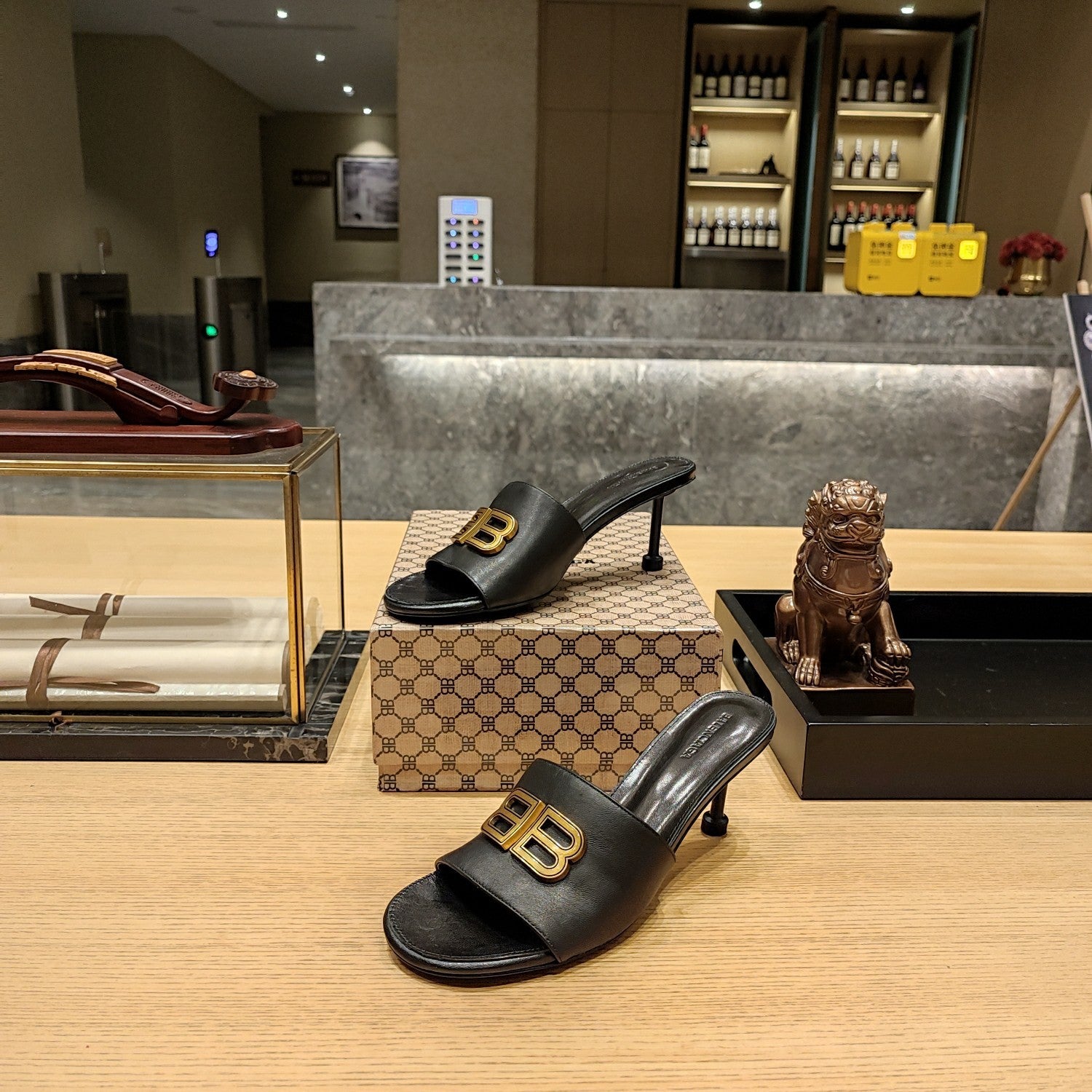 BLACK LOGO LOW HEEL MULE SANDALS