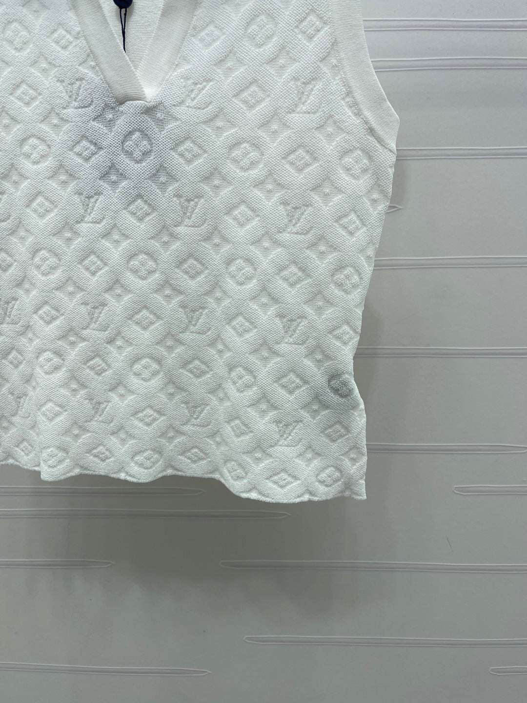 TEXTURED LOGO COLLARED SLEEVELESS TOP
