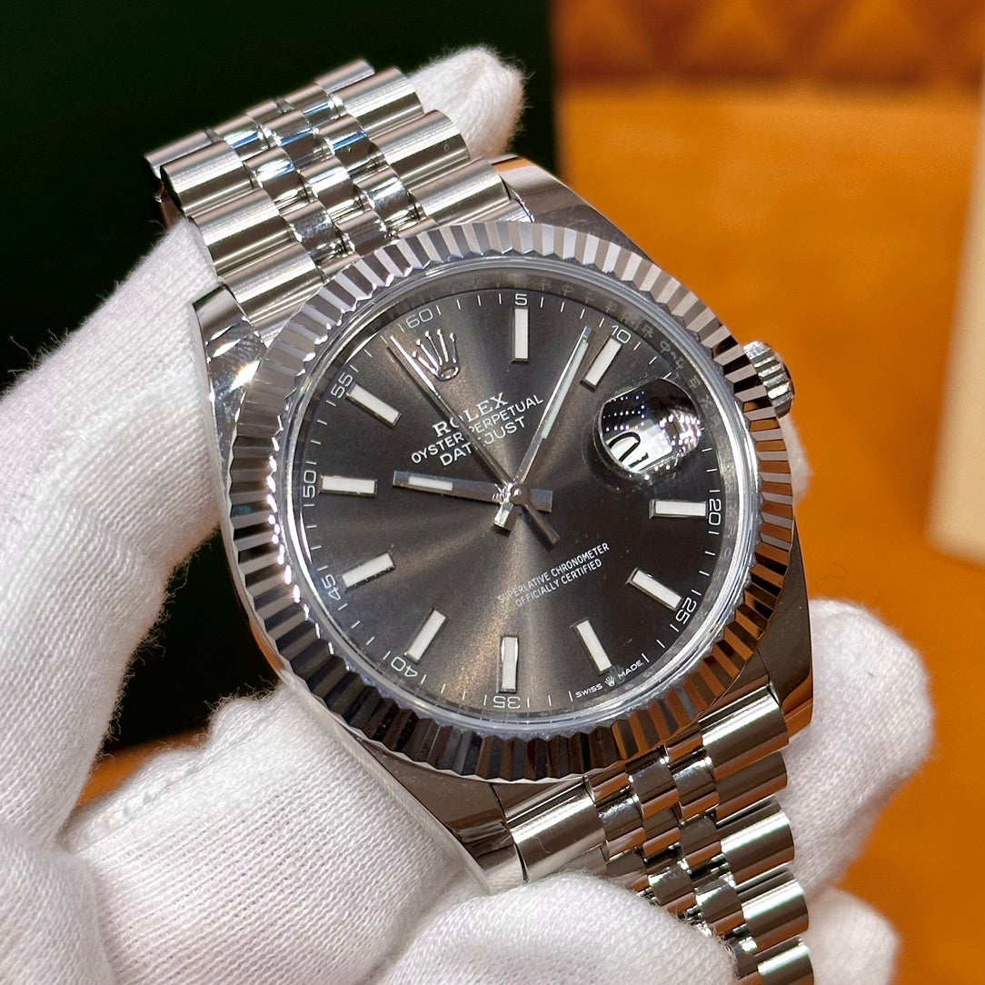 ELEGANT SILVER CLASSIC WATCH