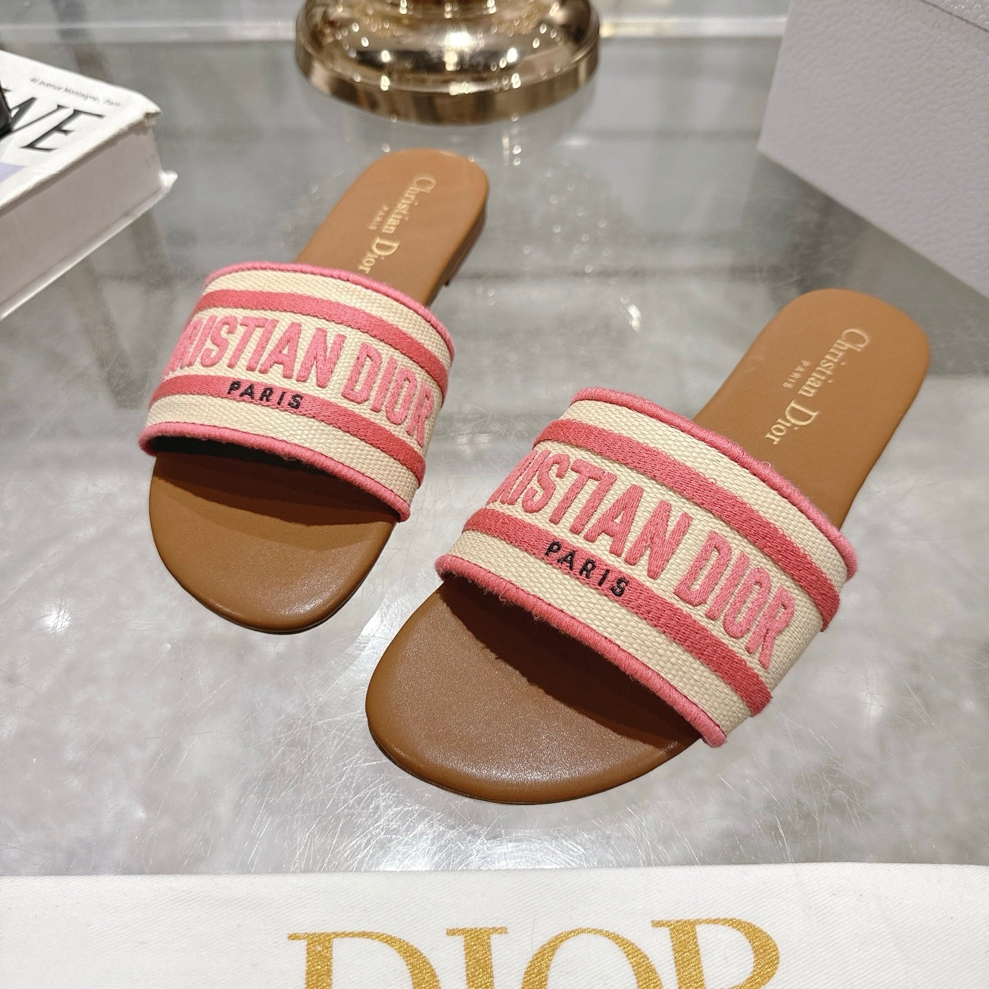 LOGO JACQUARD FLAT SLIDES – PINK & TAN