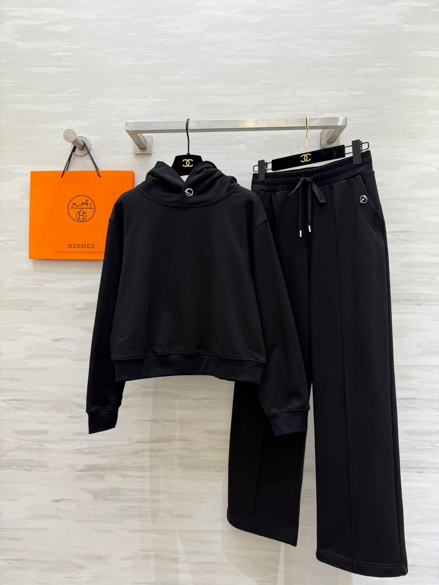 BLACK HOODED SWEATSHIRT AND RELAXED FIT PANTS SET