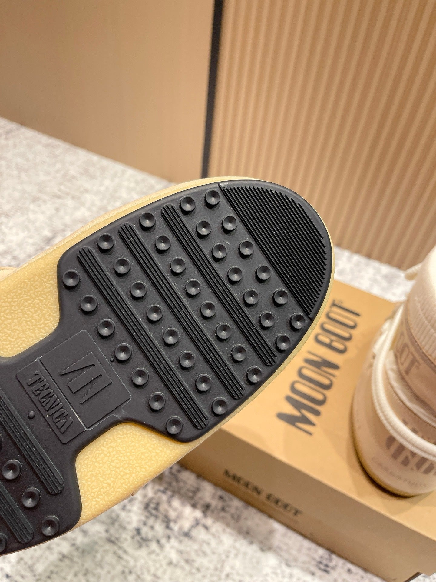 CREAM PADDED WINTER BOOTS WITH LACE-UP CLOSURE