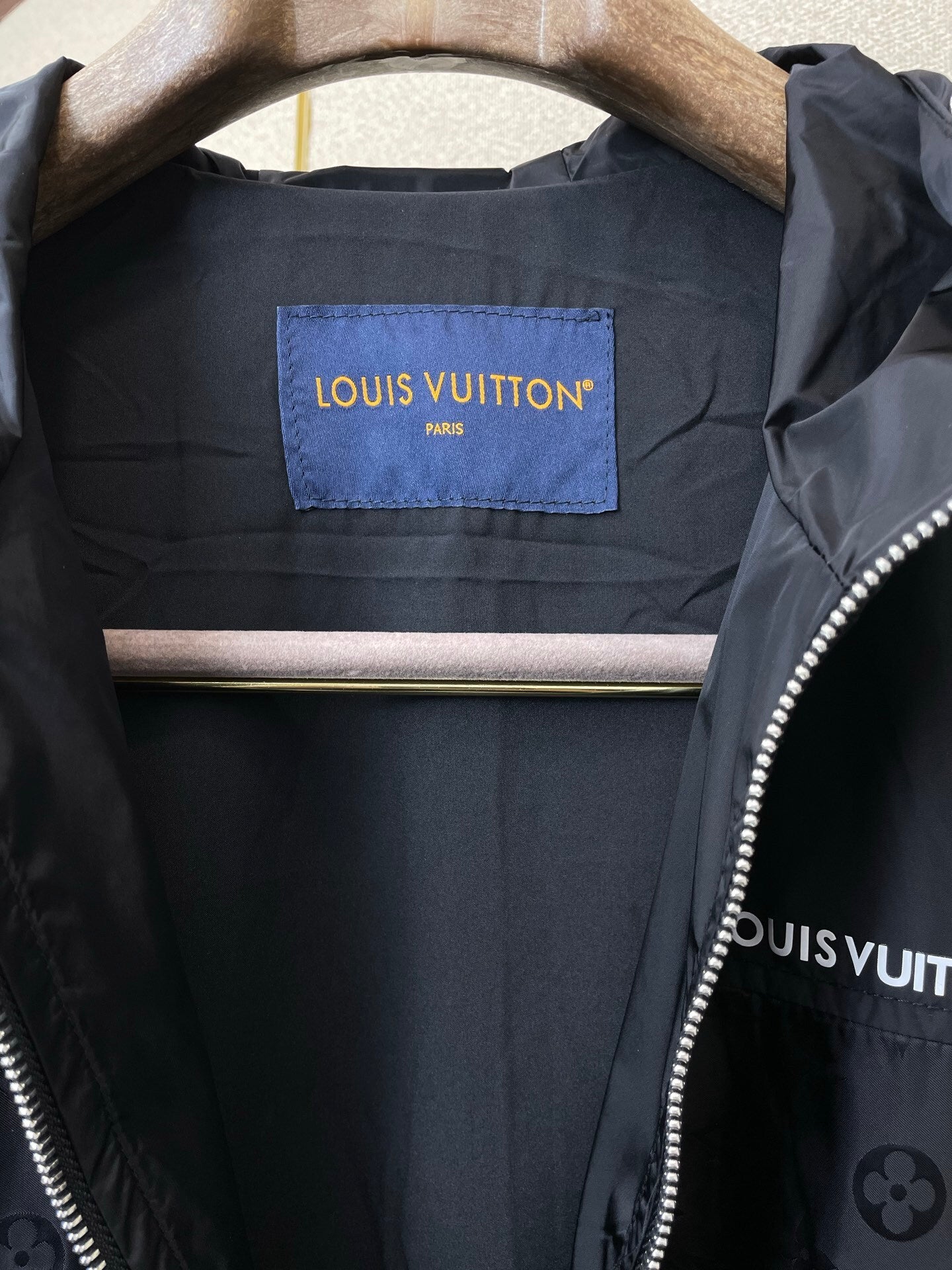 LIGHTWEIGHT HOODED WIND JACKET WITH TONAL PATTERN FINISH