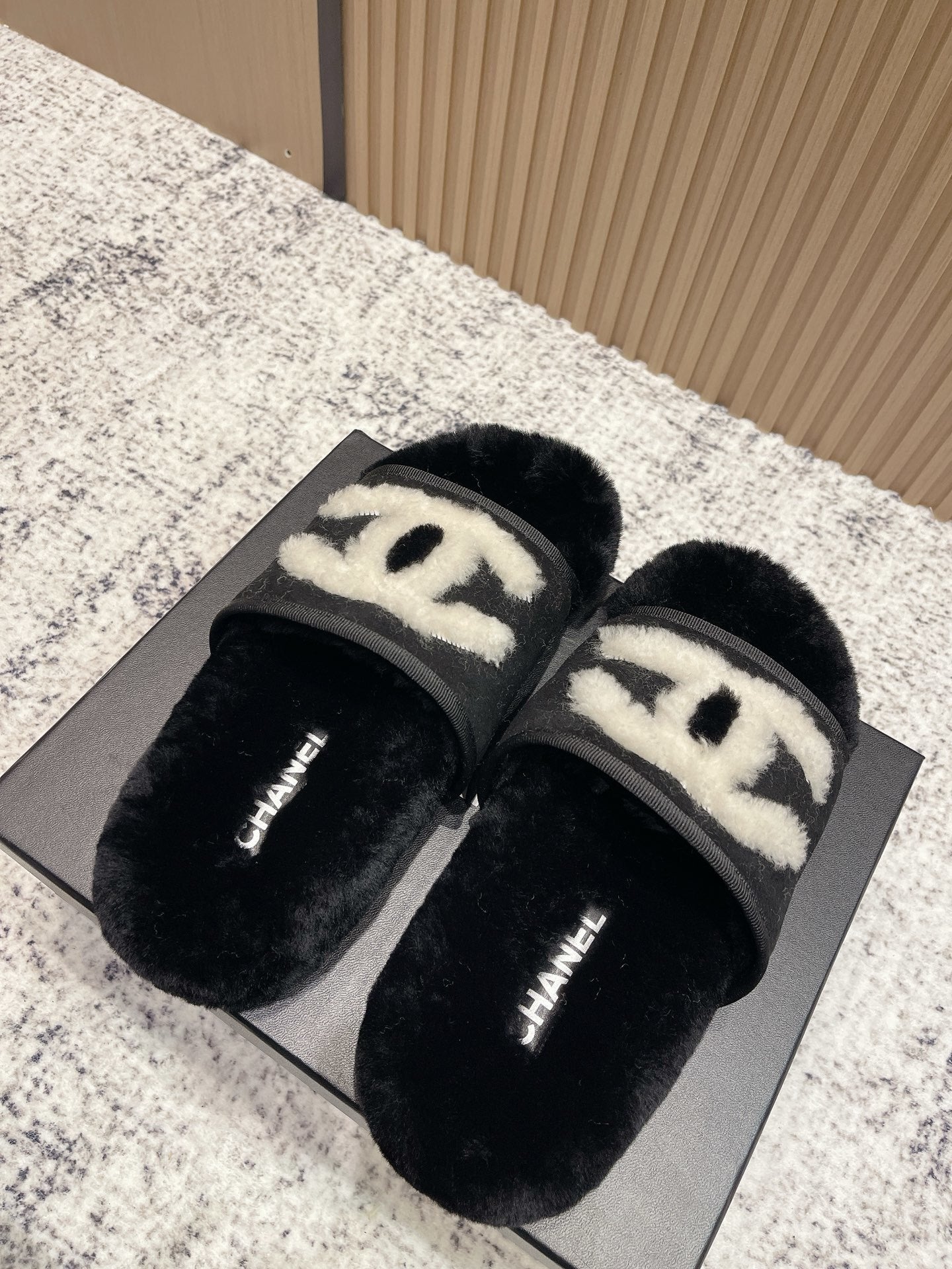BLACK FUR LOGO SLIDE SANDALS