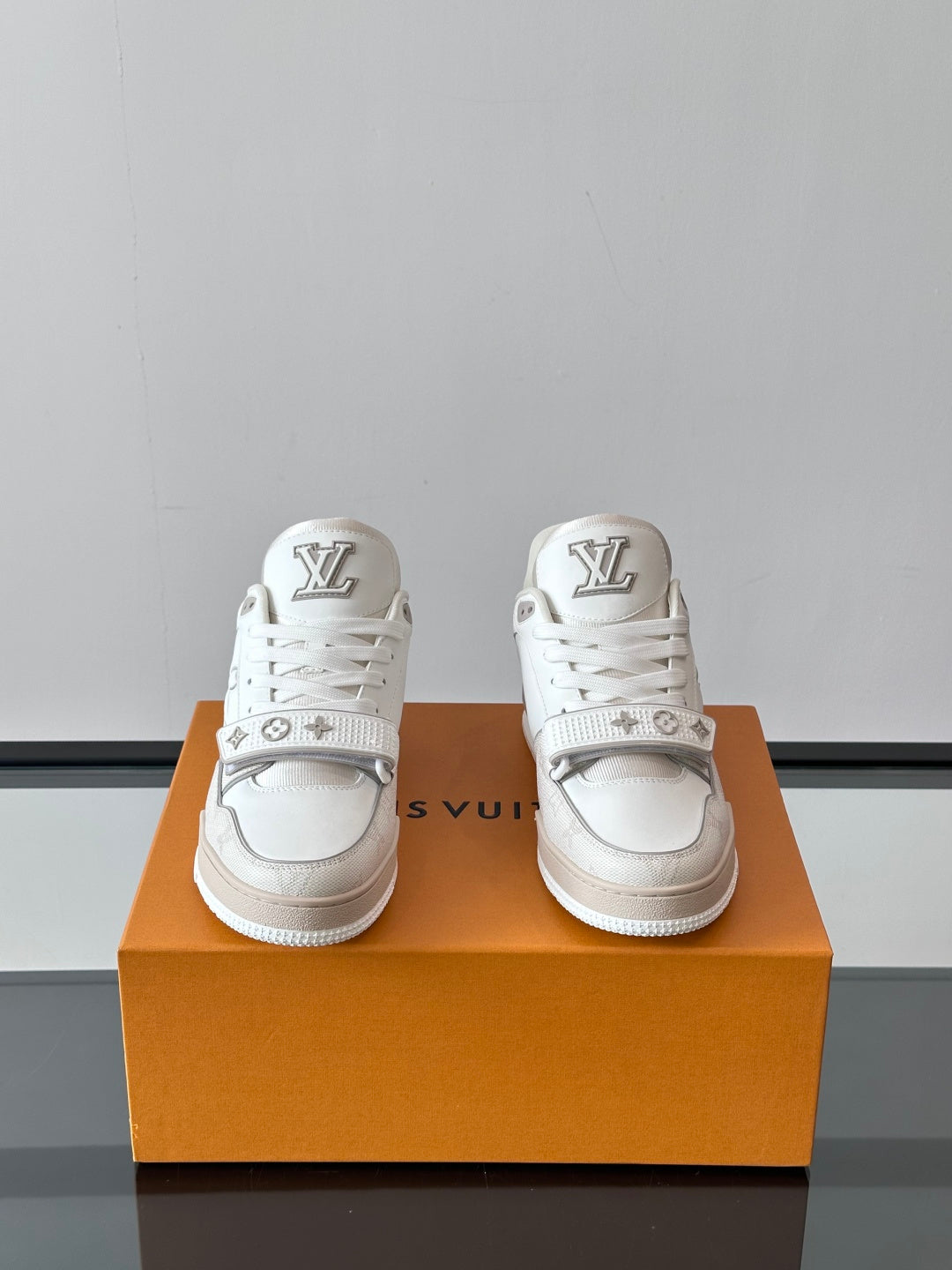 WHITE CHUNKY SNEAKERS