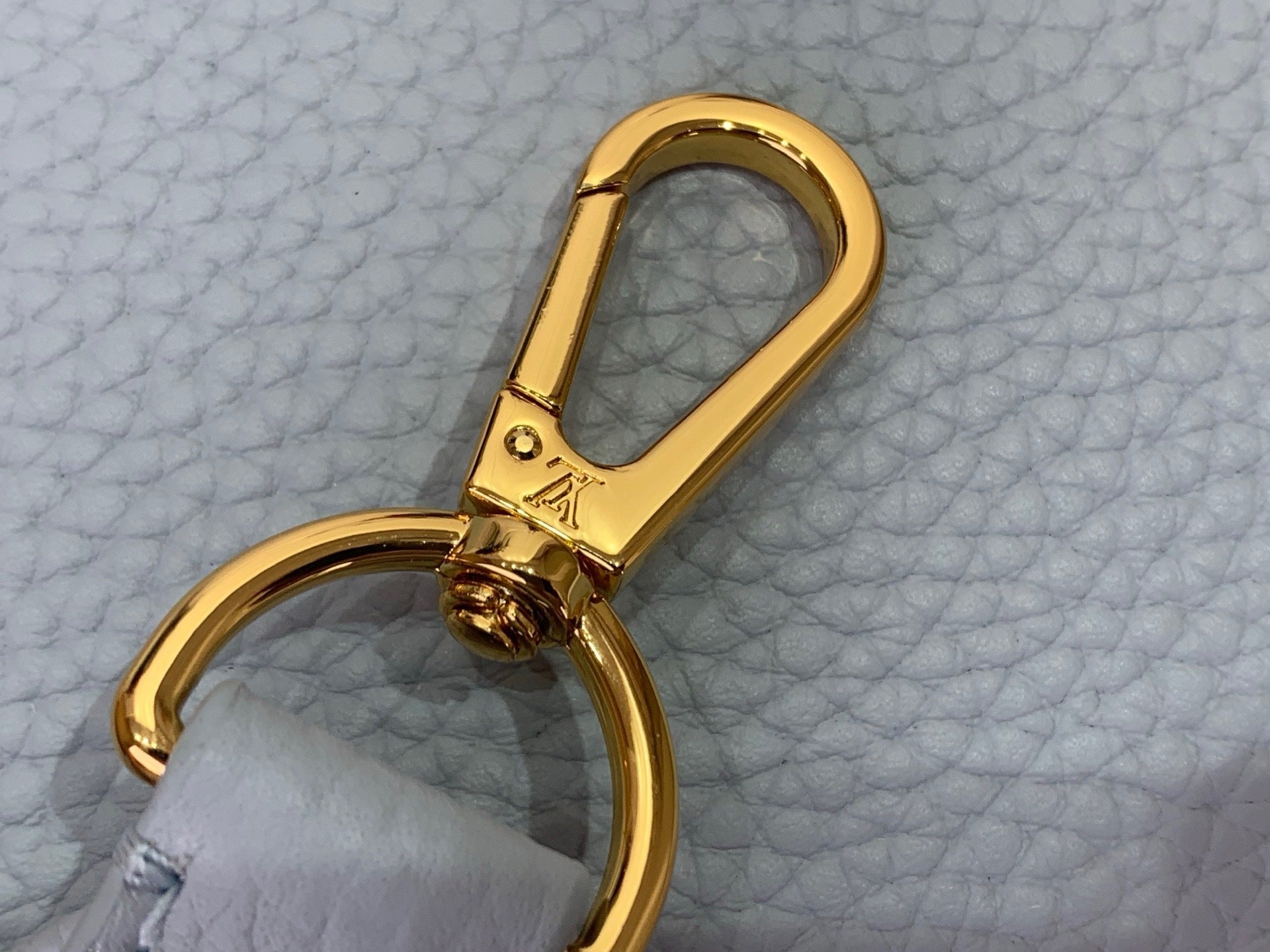 TASCHE MIT STRUKTURIERTEM OBEREN TRAGEGRIFF