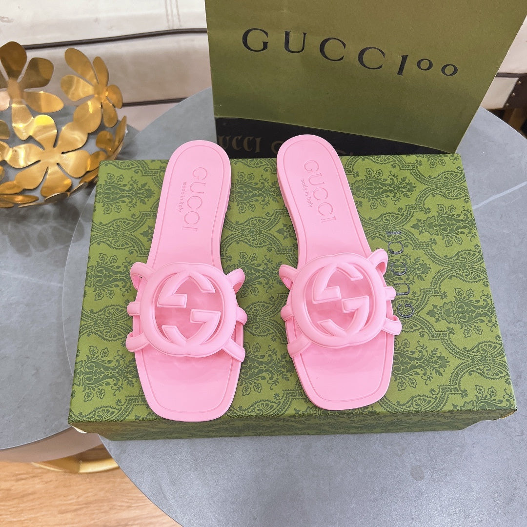 PASTEL PINK RUBBER SLIDE SANDALS WITH ROUND EMBLEM