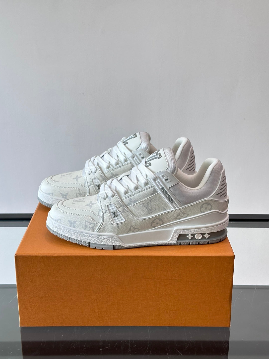 WHITE LOW-TOP SNEAKERS WITH CHARACTER CHARM