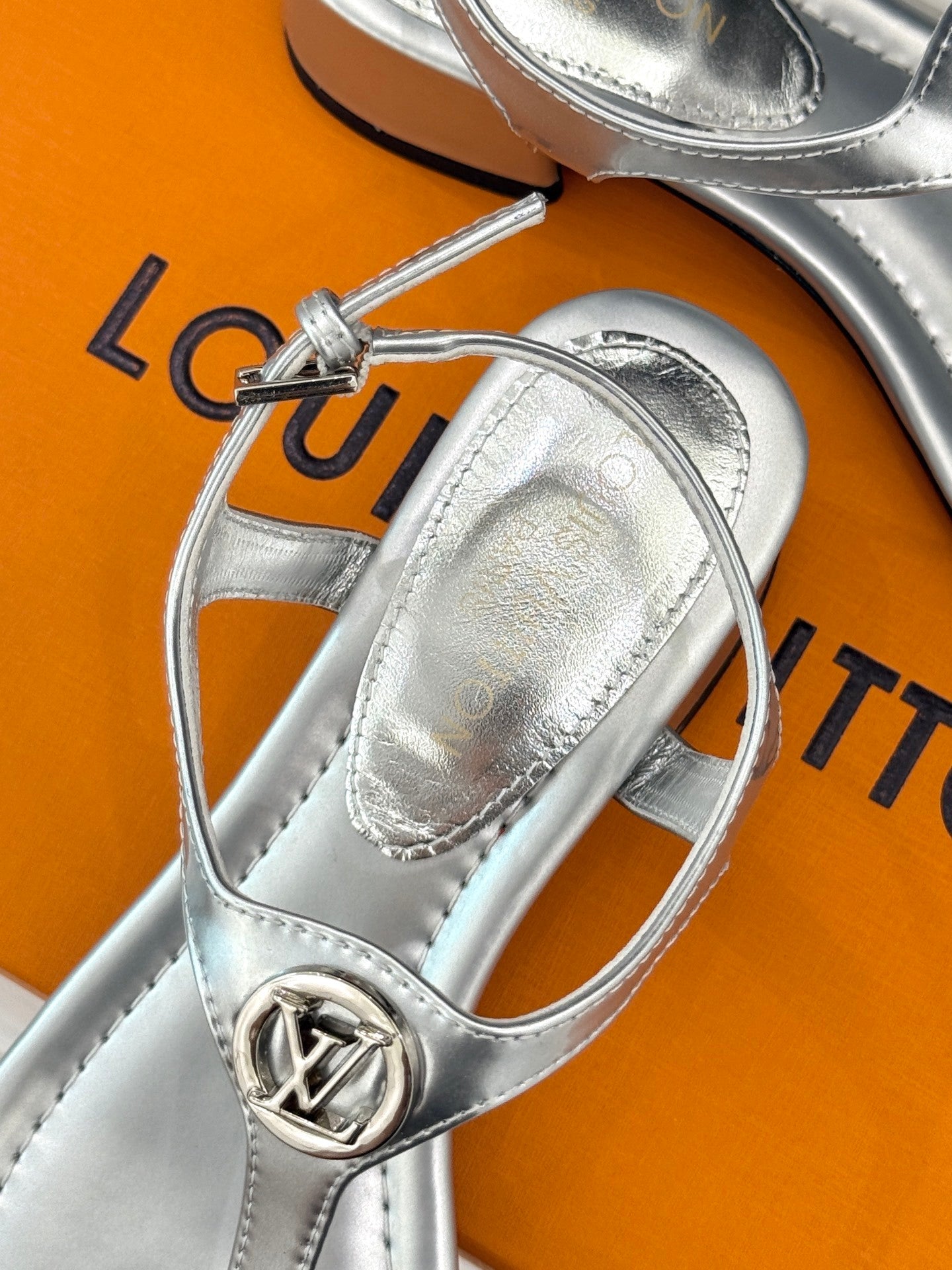 METALLIC T-STRAP MEDALLION SANDALS – SILVER