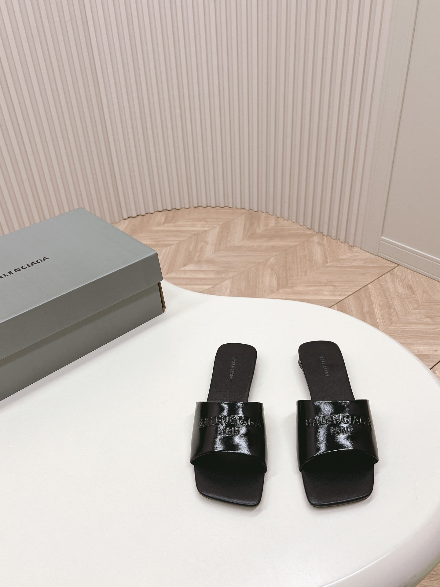 BLACK MINIMAL FLAT MULES