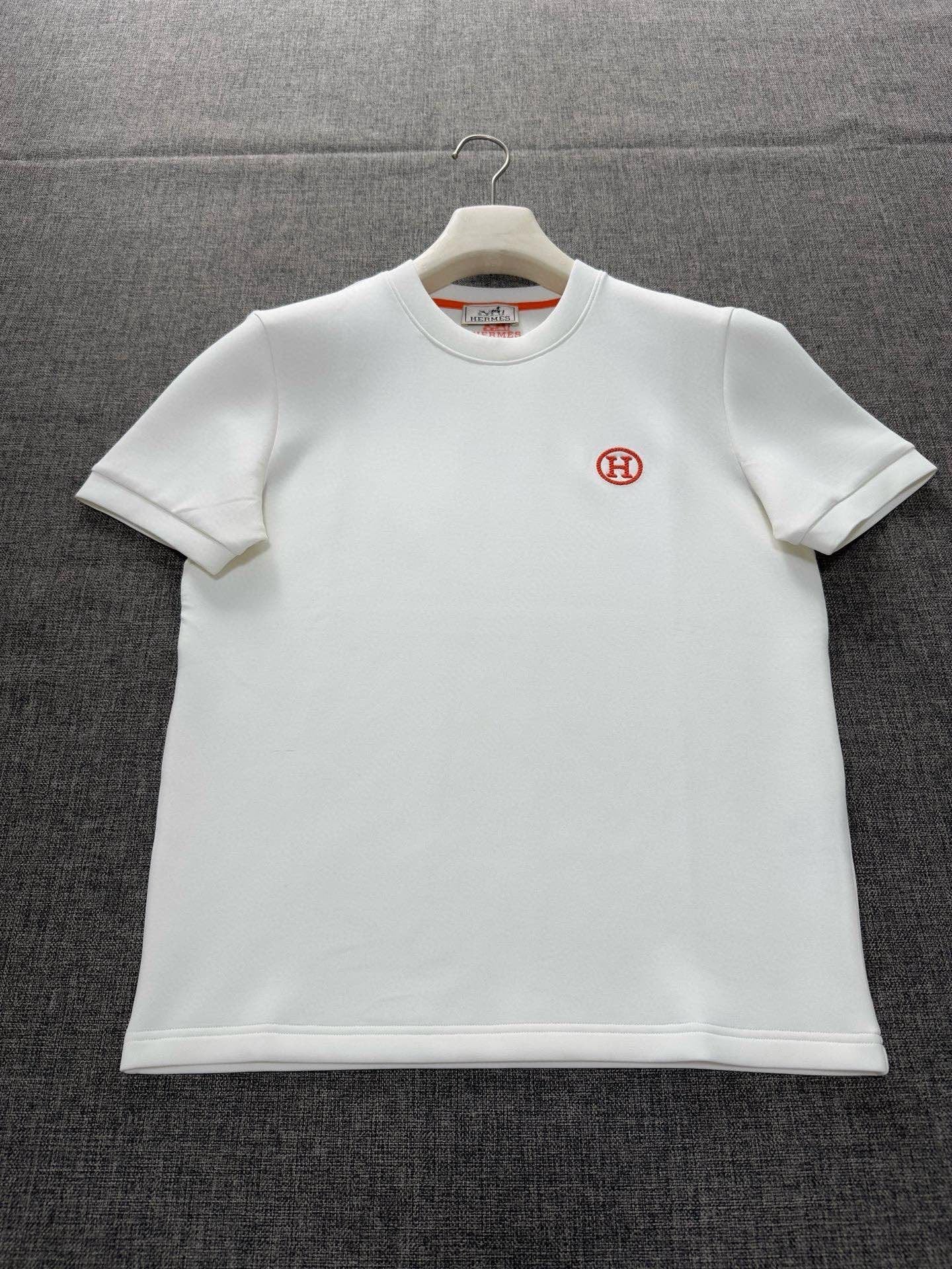 MINIMALIST WHITE SHORT SLEEVE T-SHIRT