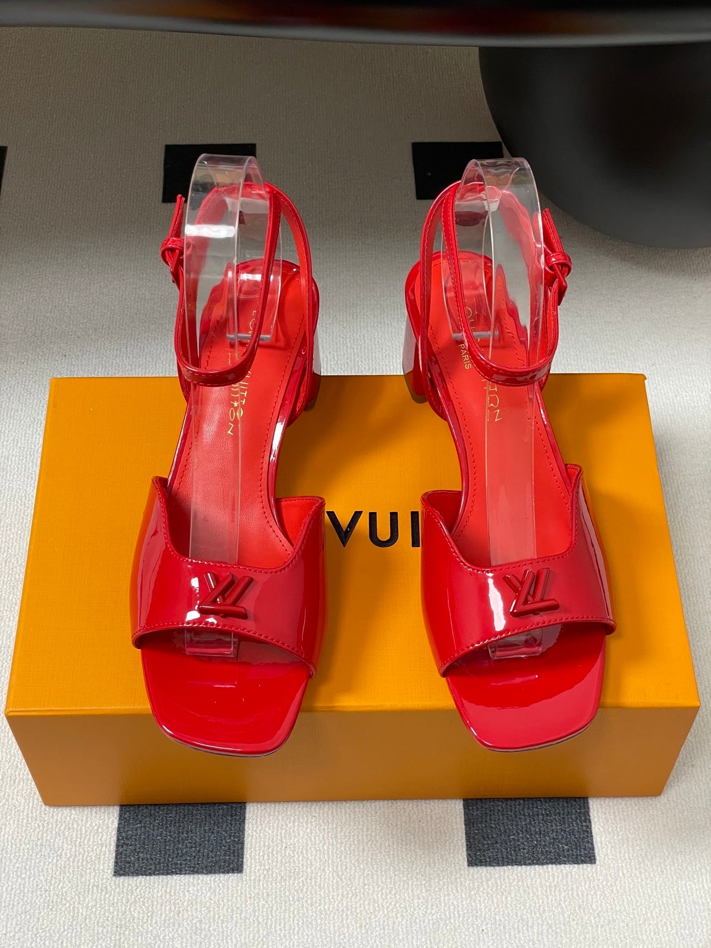 PATENT LEATHER BLOCK HEEL SANDALS – RED