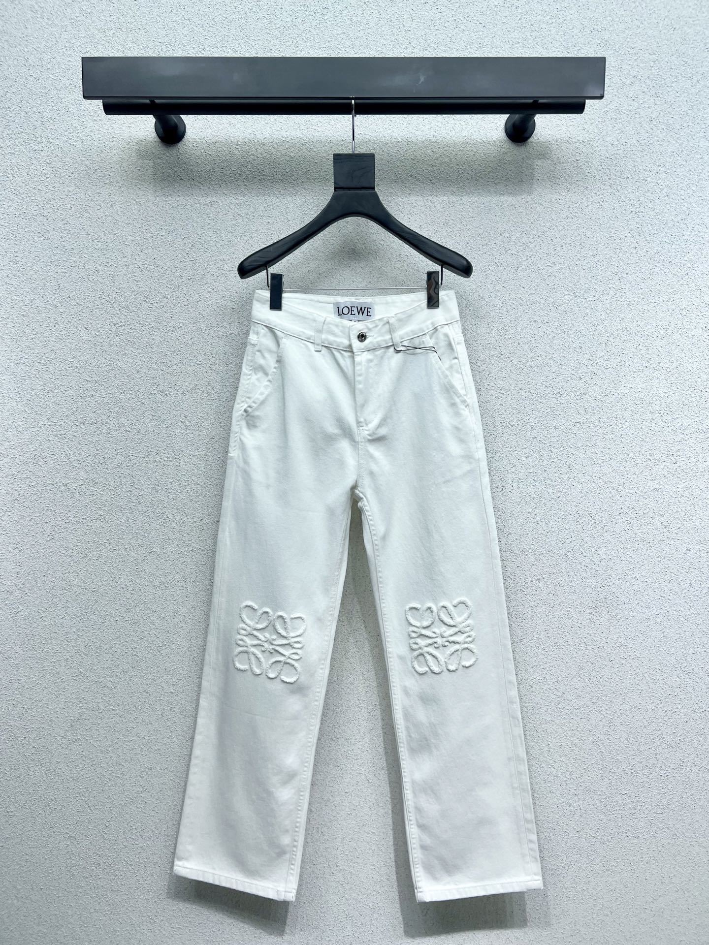 EMBOSSED LOGO STRAIGHT LEG WHITE DENIM JEANS