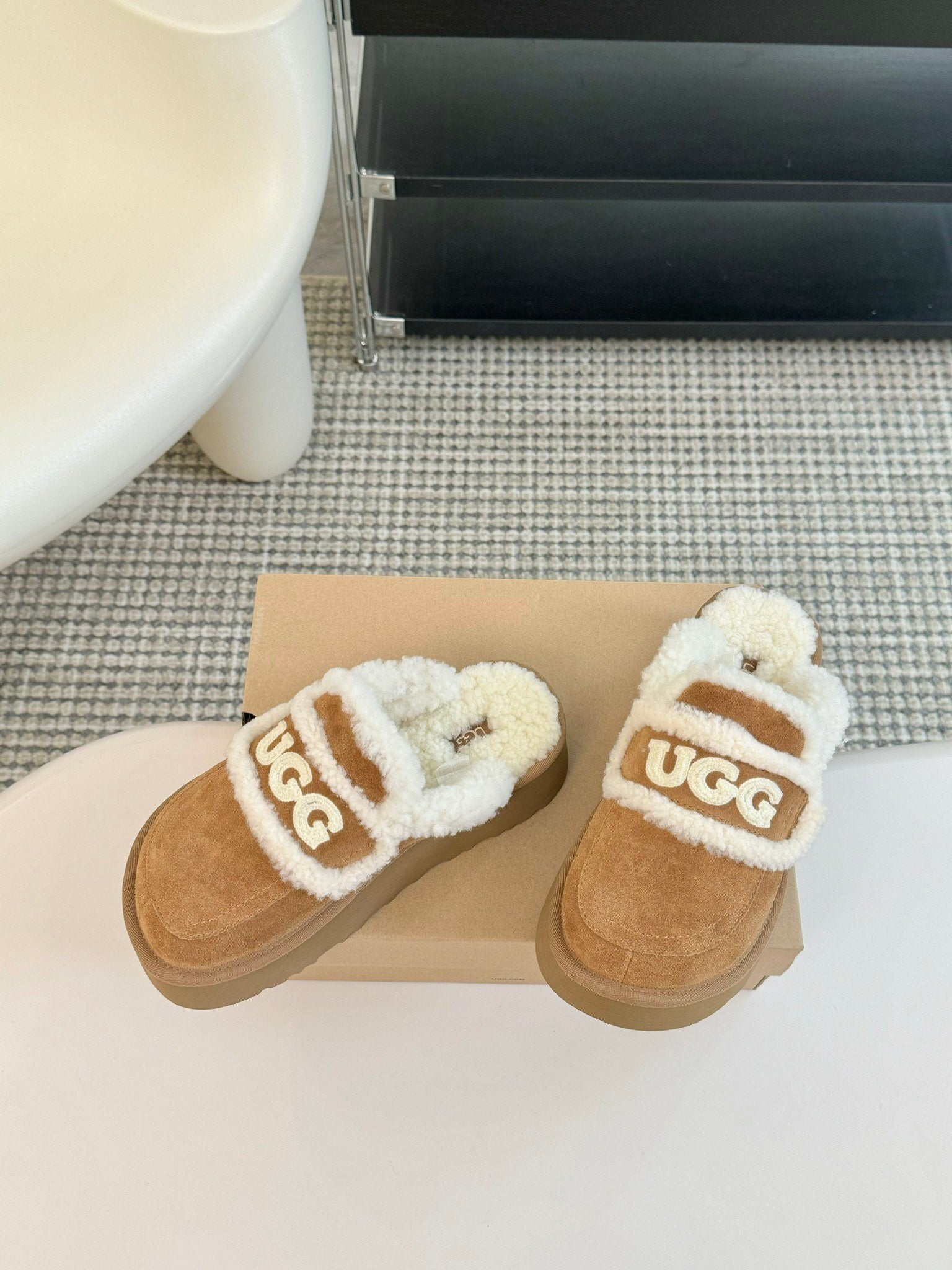 PLATFORM SLIPPERS WITH COZY SHEARLING