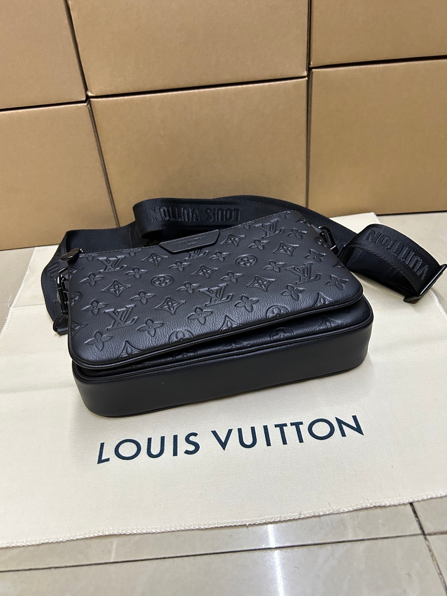 EMBOSSED LEATHER CROSSBODY BAG SET