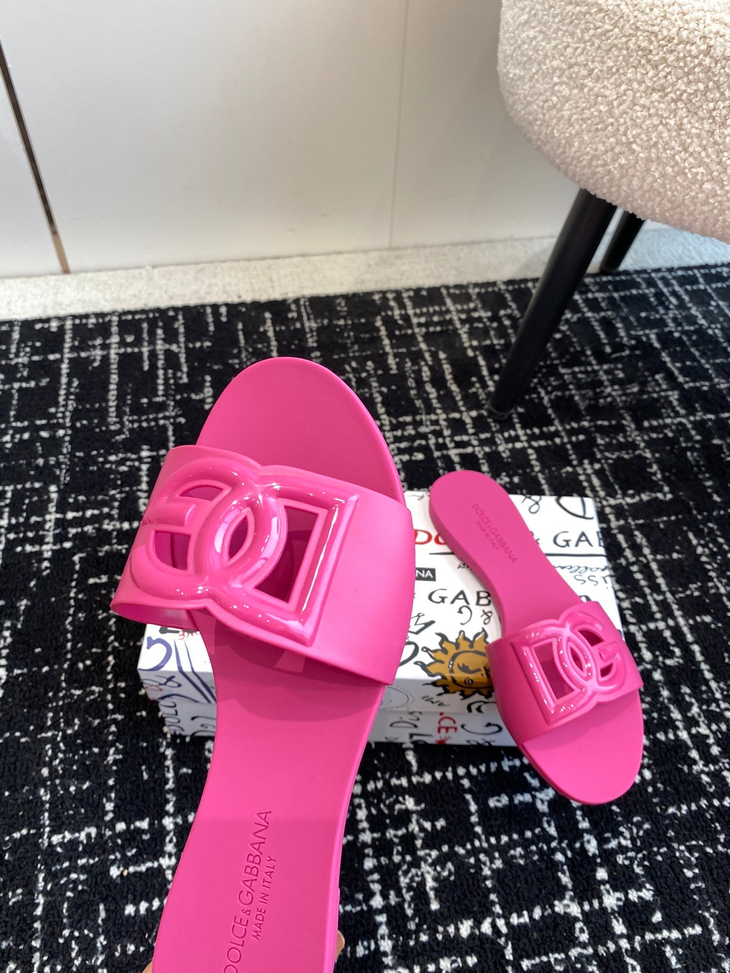 PINK LOGO RUBBER SLIDES