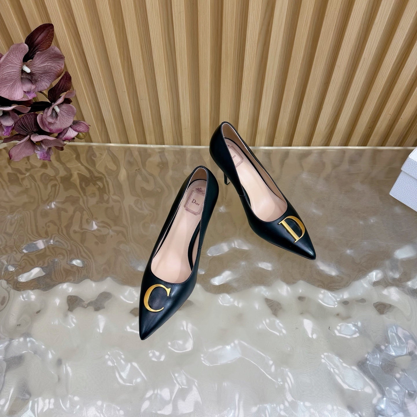 ELEGANT POINTED-TOE LEATHER PUMPS WITH GOLD HARDWARE