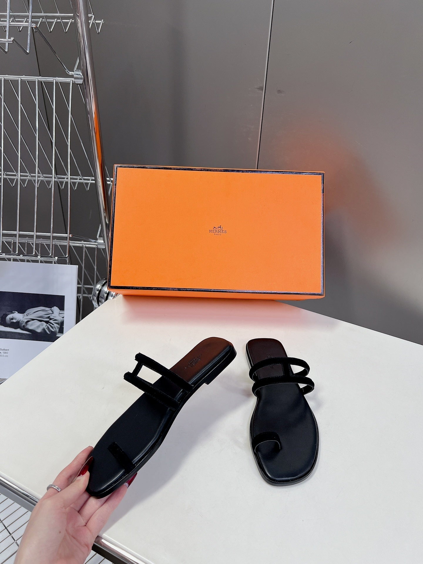 BLACK MINIMAL STRAP SANDALS