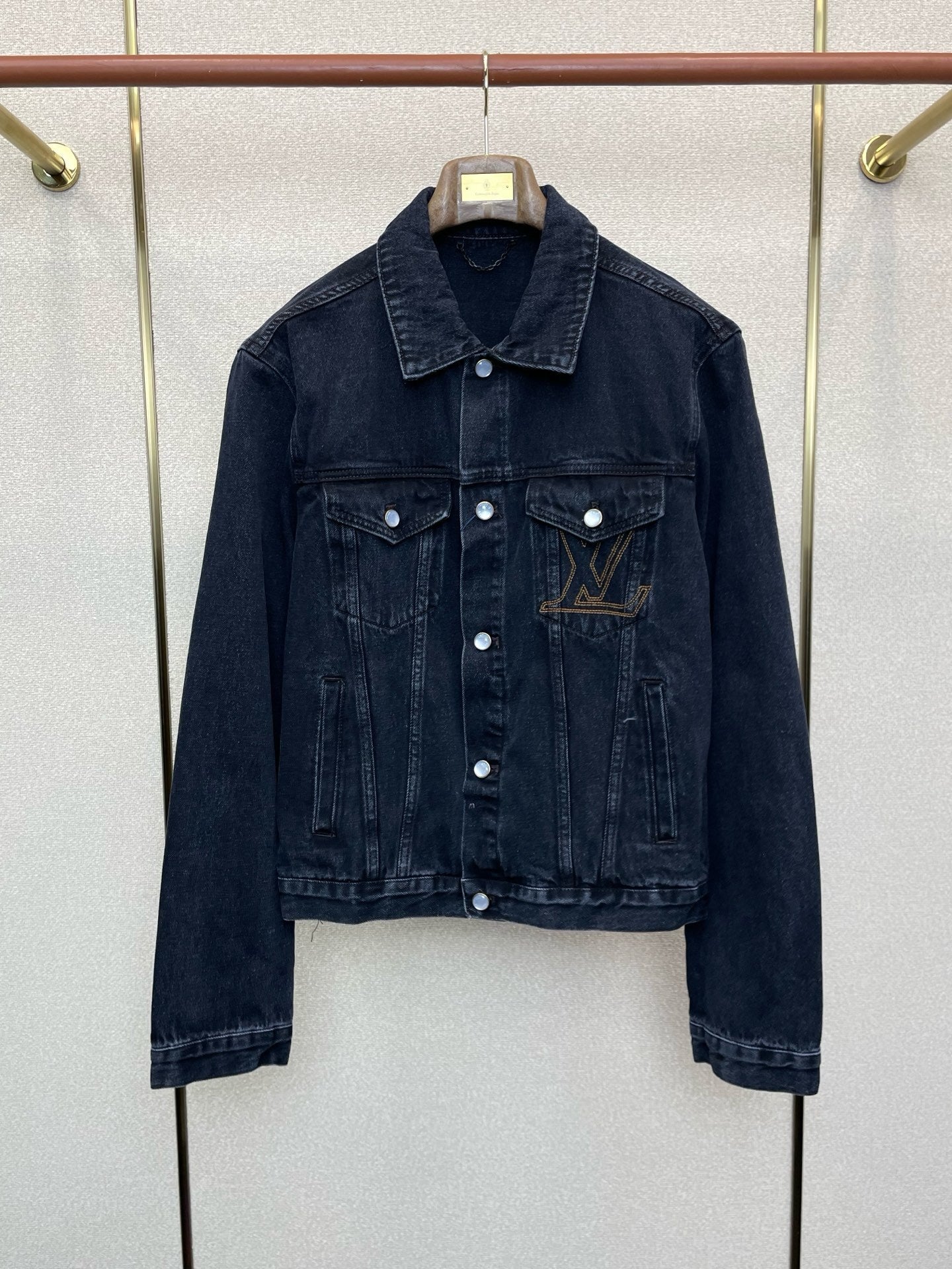 Dunkel gewaschene Jeansjacke mit Stickereidetails