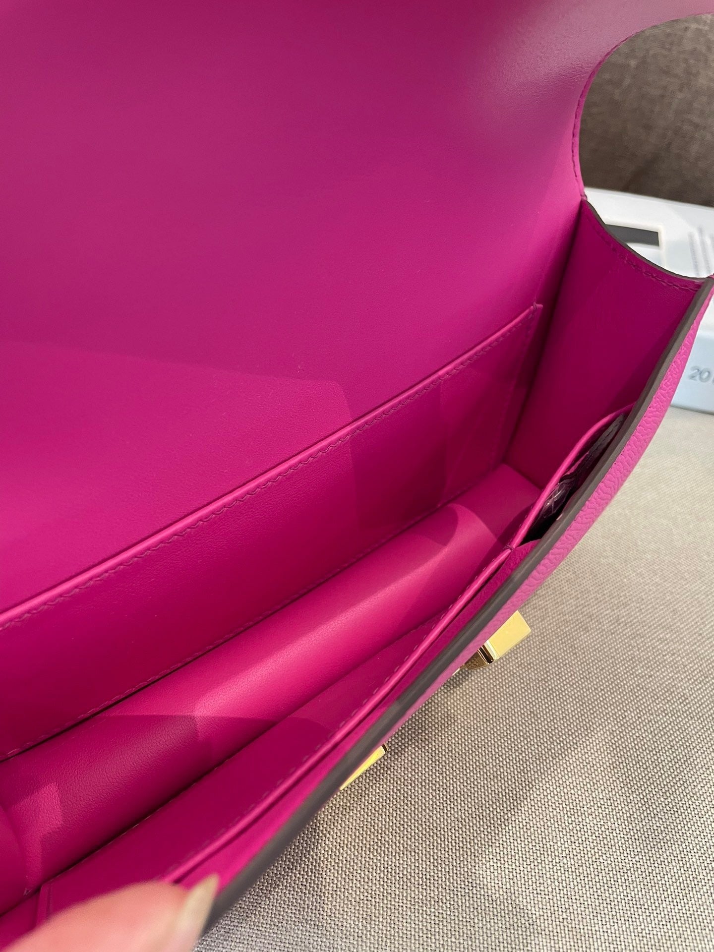 FUCHSIA STRUKTURIERTE UMHÄNGETASCHE