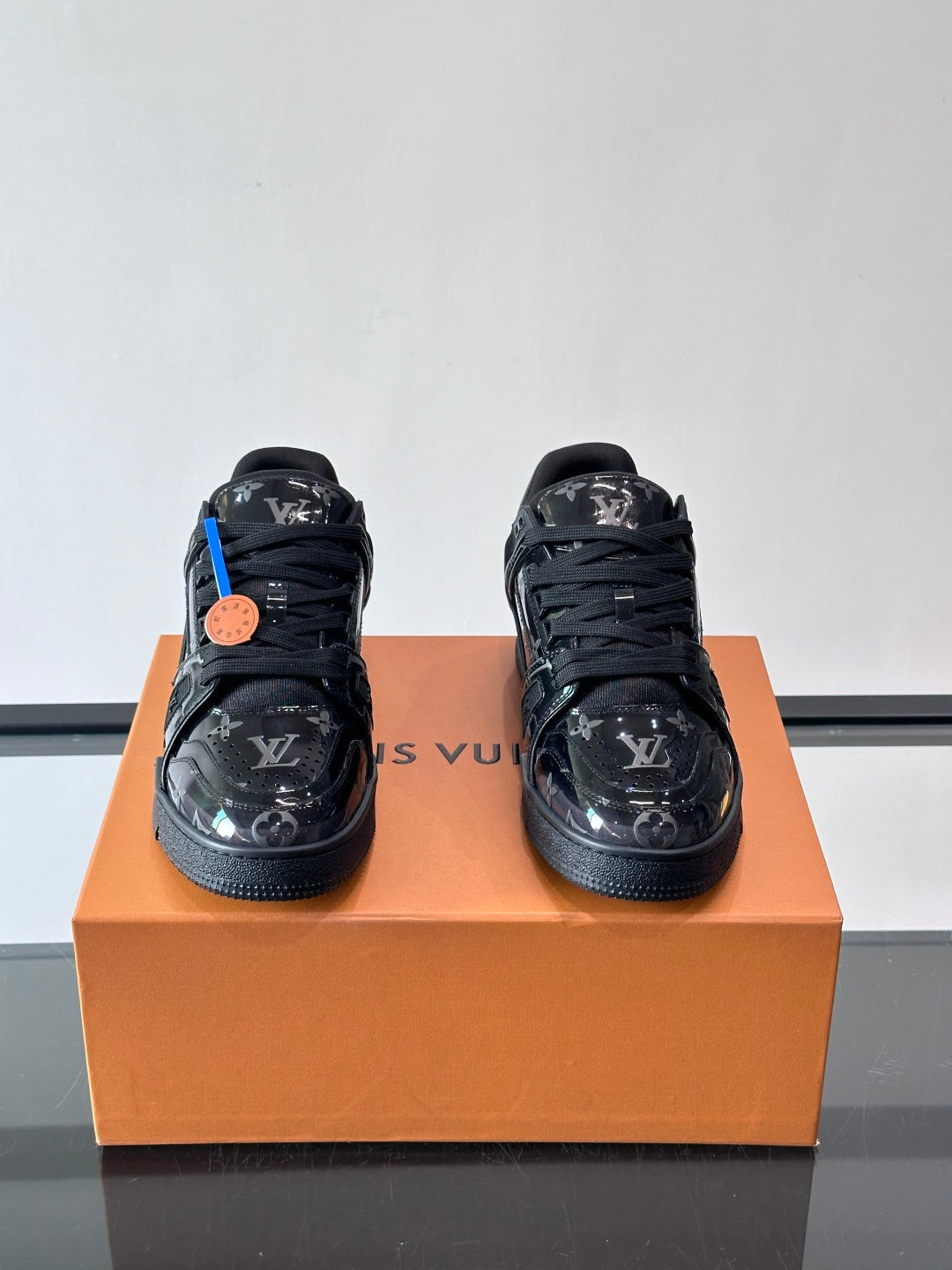 GLOSSY BLACK LOW-TOP SNEAKERS