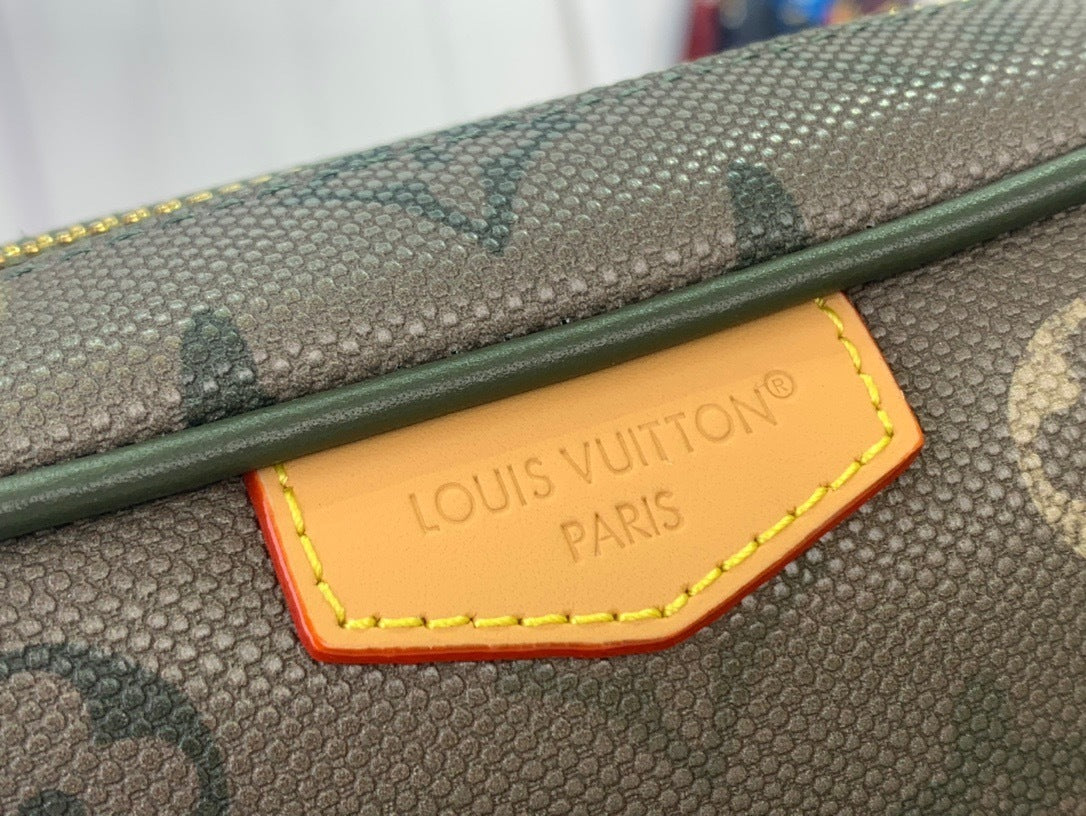 COMPACT CROSSBODY CAMERA BAG