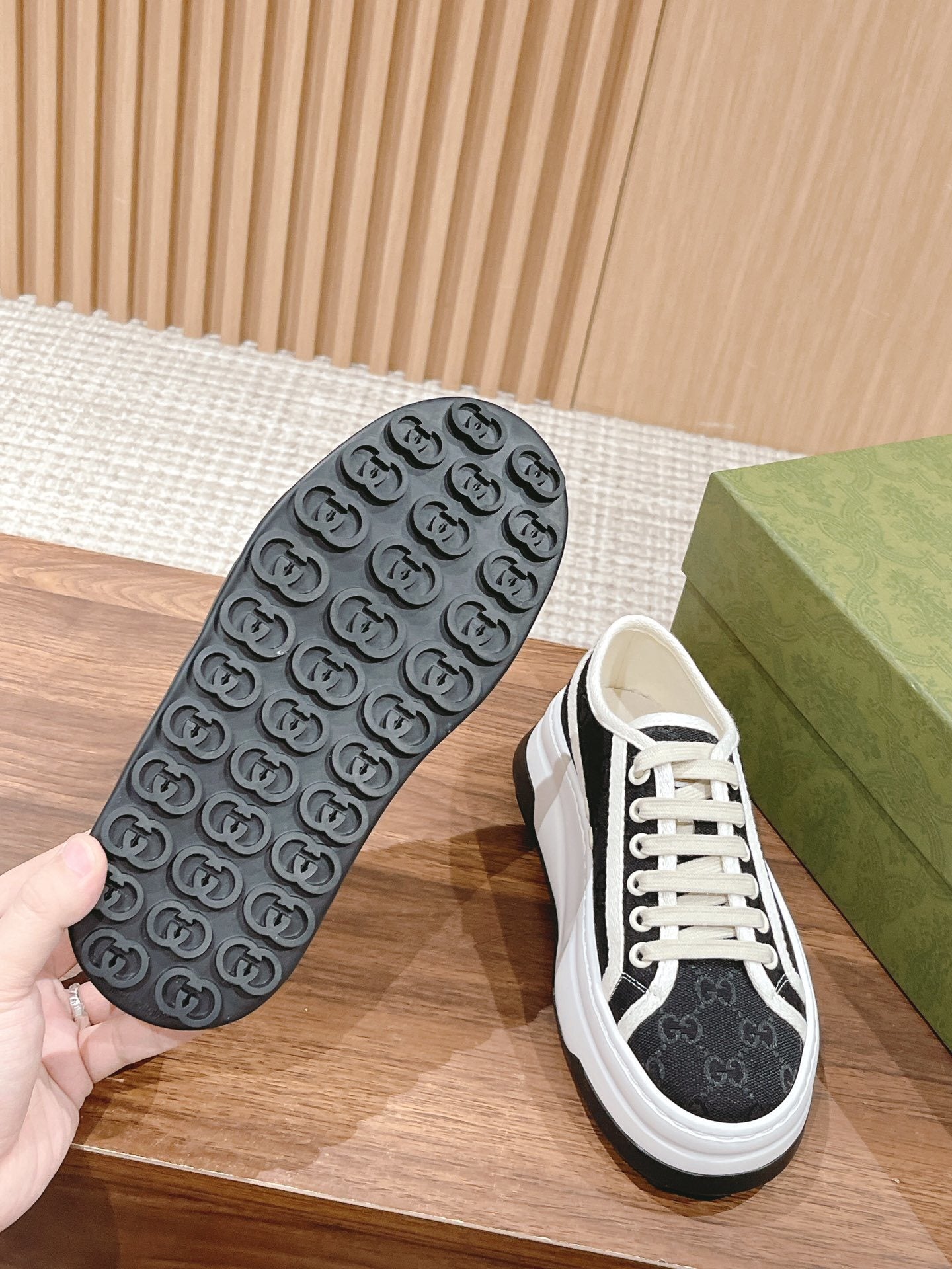 BLACK PLATFORM LOW-TOP SNEAKERS