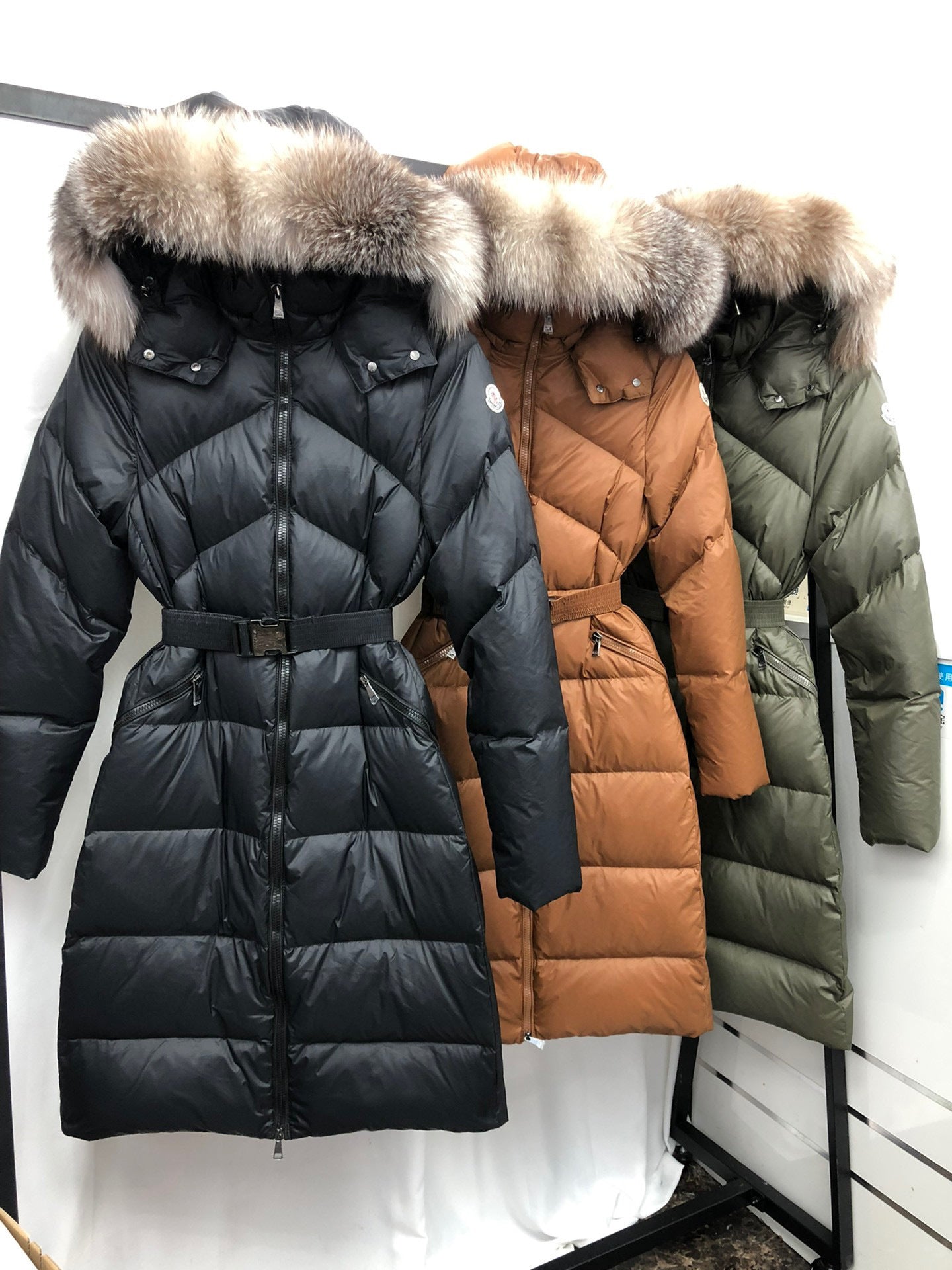 WOMEN’S BELTED LONG QUILTED WINTER COAT WITH FAUX FUR HOOD