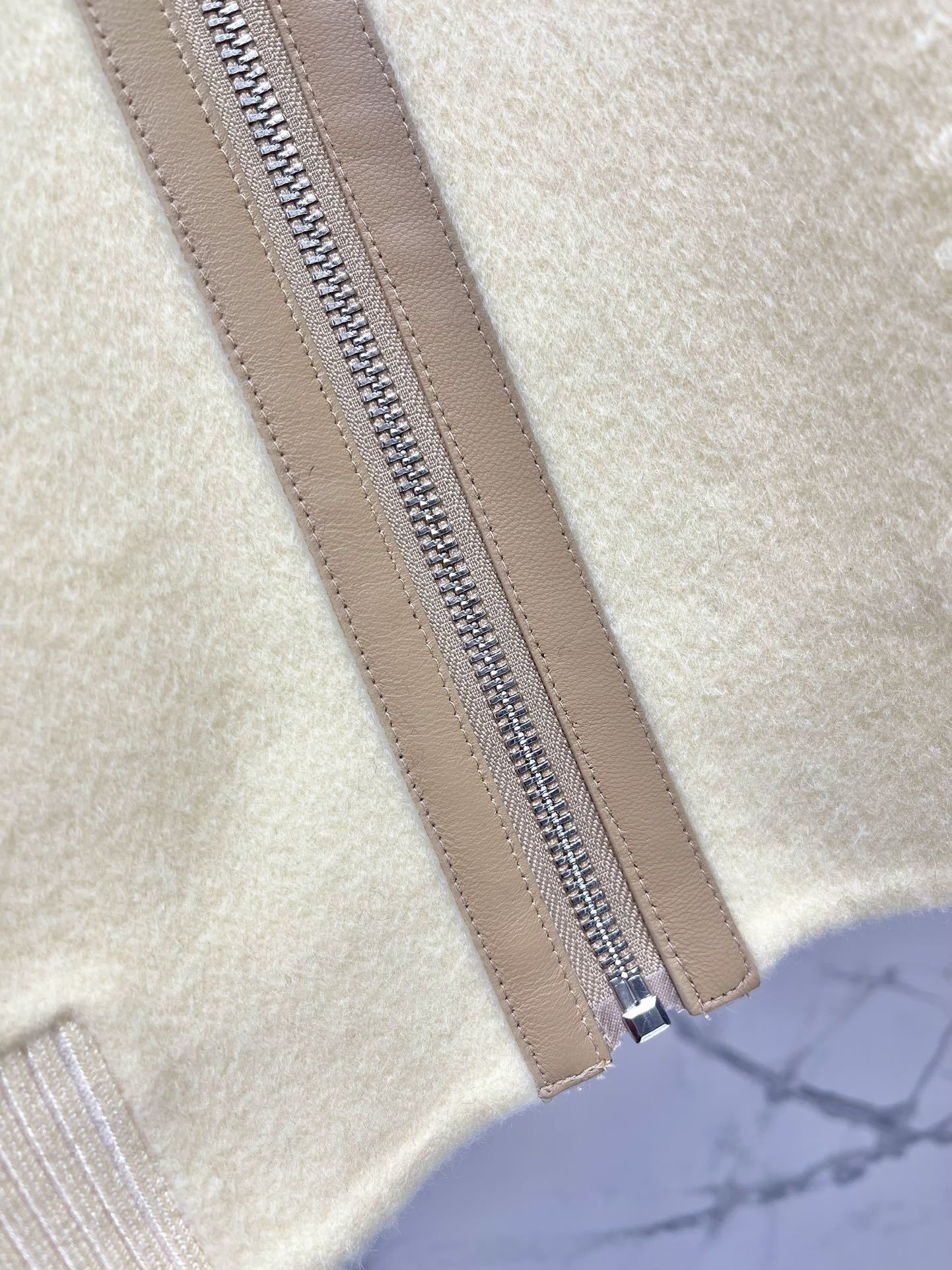 KURZE JACKEN MIT REISSVERSCHLUSS UND KONTRASTIERENDEN KRAGENDETAILS