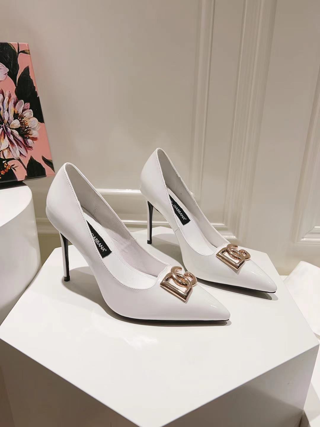 WHITE PATENT POINTED TOE HEEL PUMPS