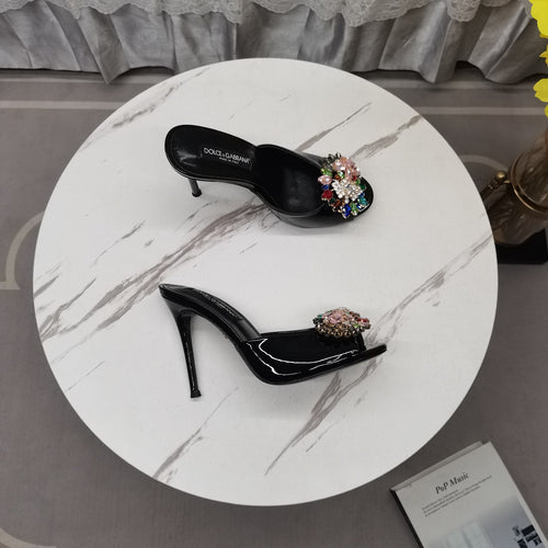 BLACK GLOSSY MULE HEEL SANDALS WITH MULTICOLOR CRYSTAL EMBELLISHMENT