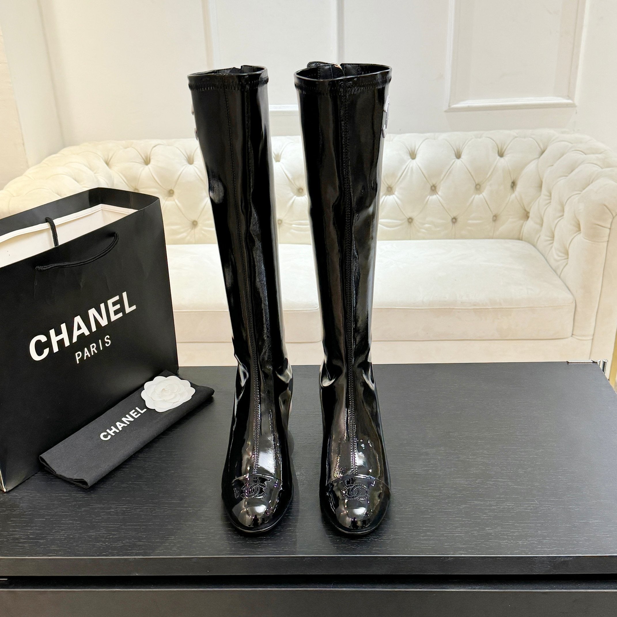 BLACK PATENT KNEE-HIGH BOOTS WITH SCULPTURAL BALL HEEL