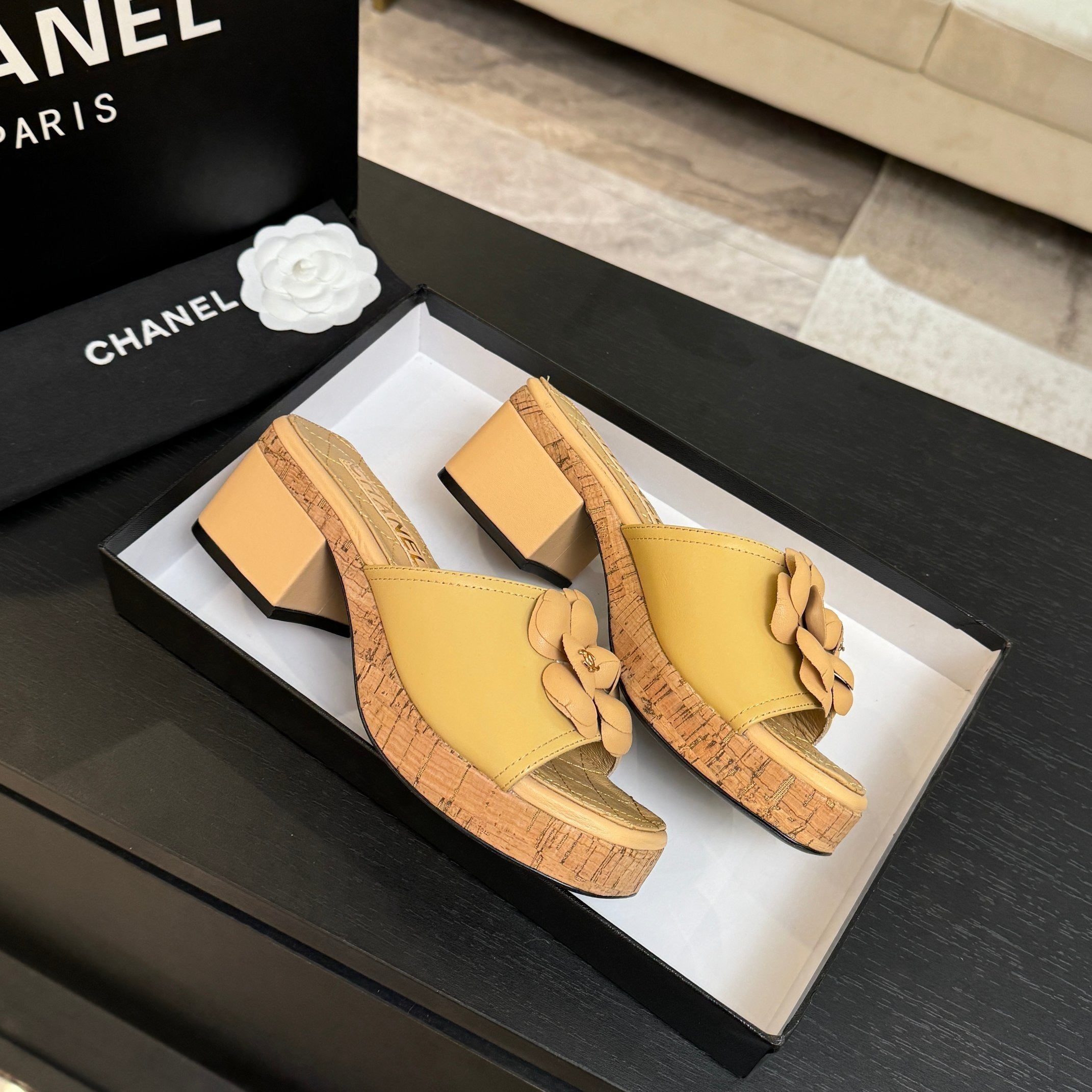 Buttergelbe Plateau-Sandalen mit Blumenmuster