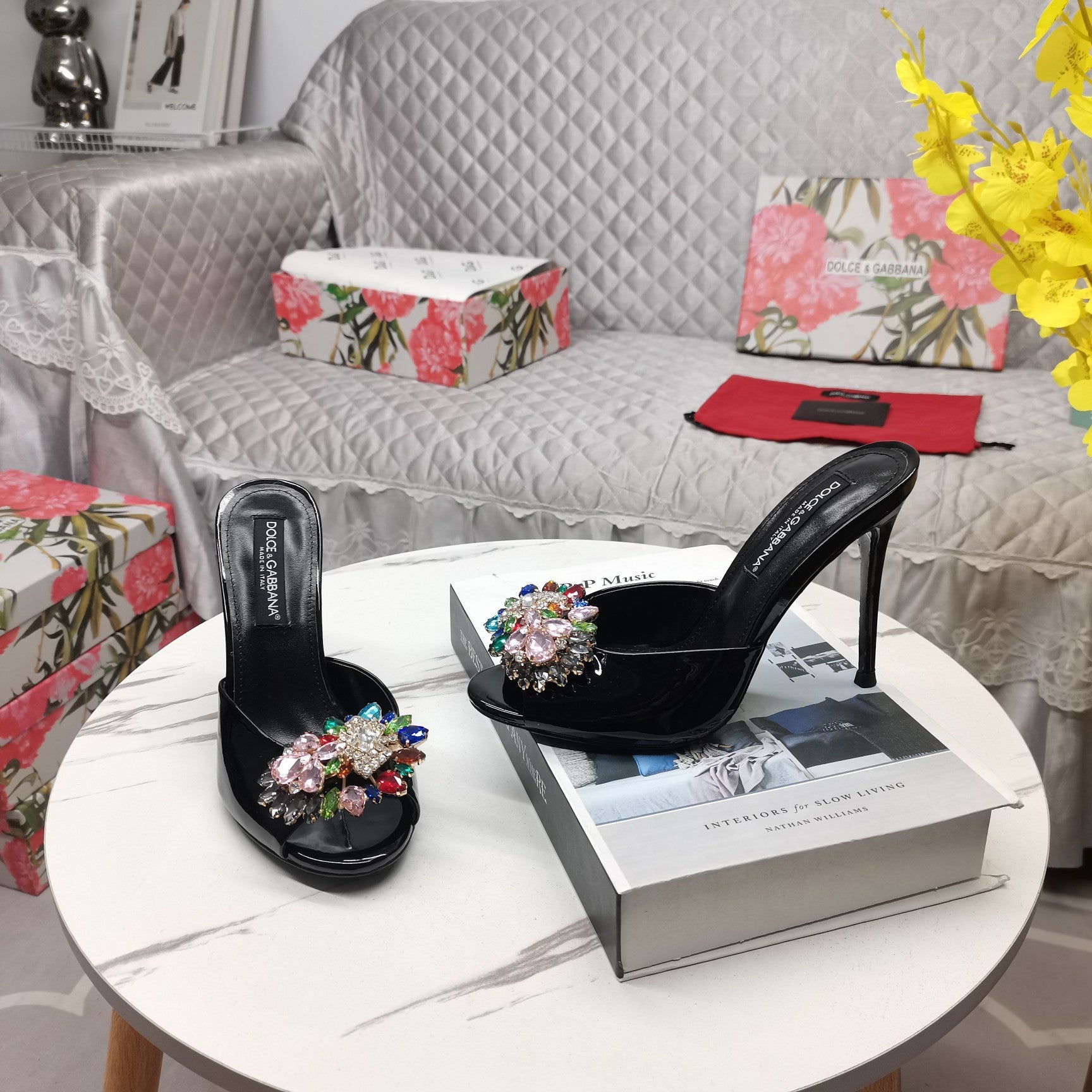 BLACK GLOSSY MULE HEEL SANDALS WITH MULTICOLOR CRYSTAL EMBELLISHMENT