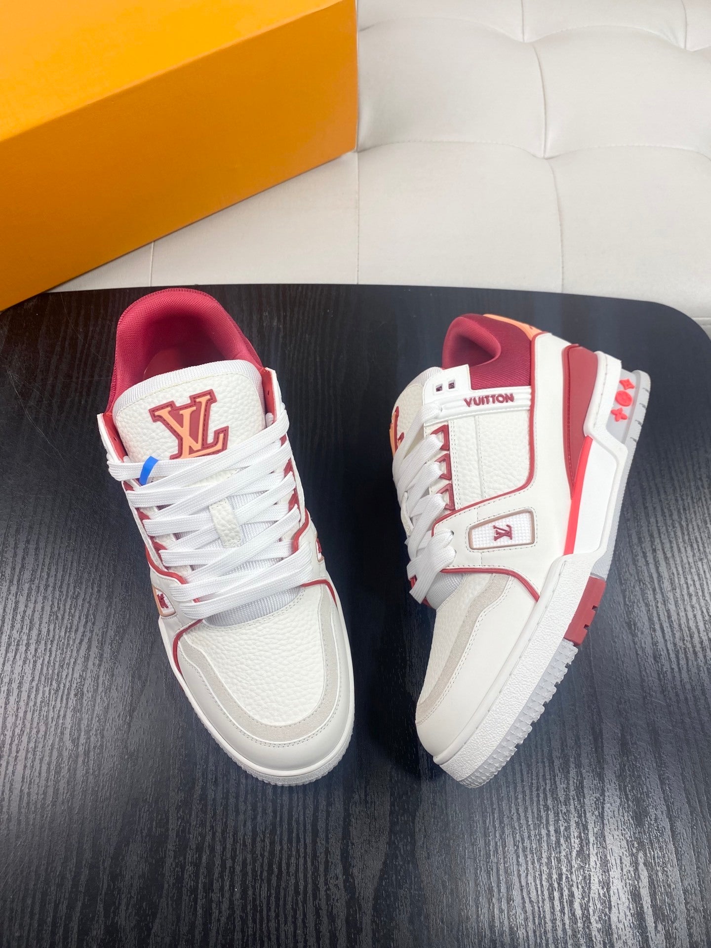 WHITE LOW-TOP SNEAKERS WITH RED ACCENTS