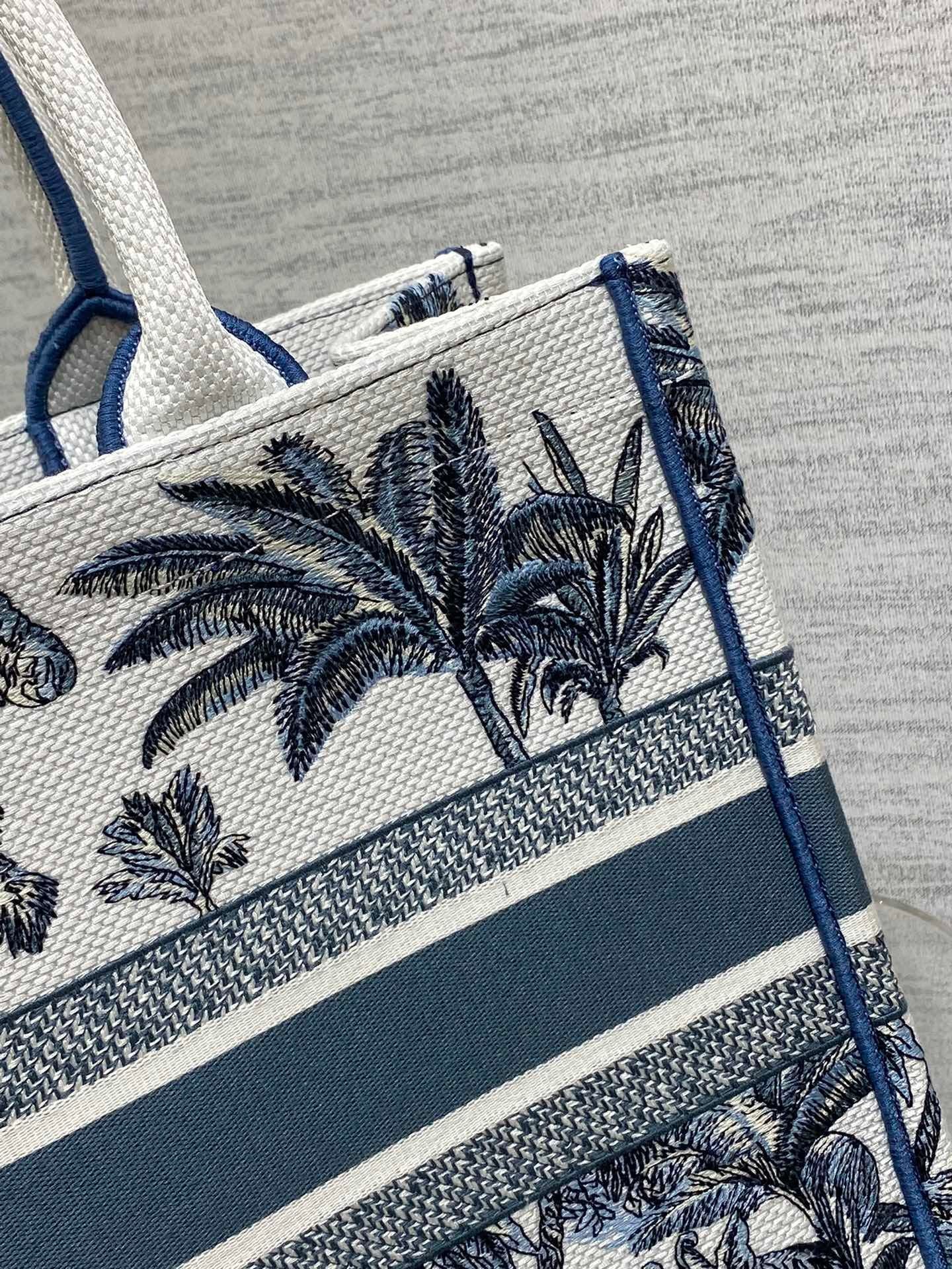 LARGE CANVAS TOTE WITH BOTANICAL PRINT