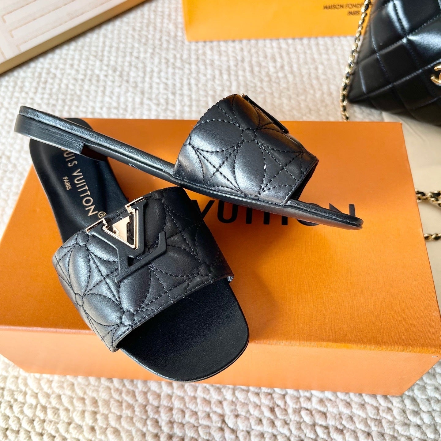 QUILTED LEATHER LOGO SLIDE SANDALS – BLACK