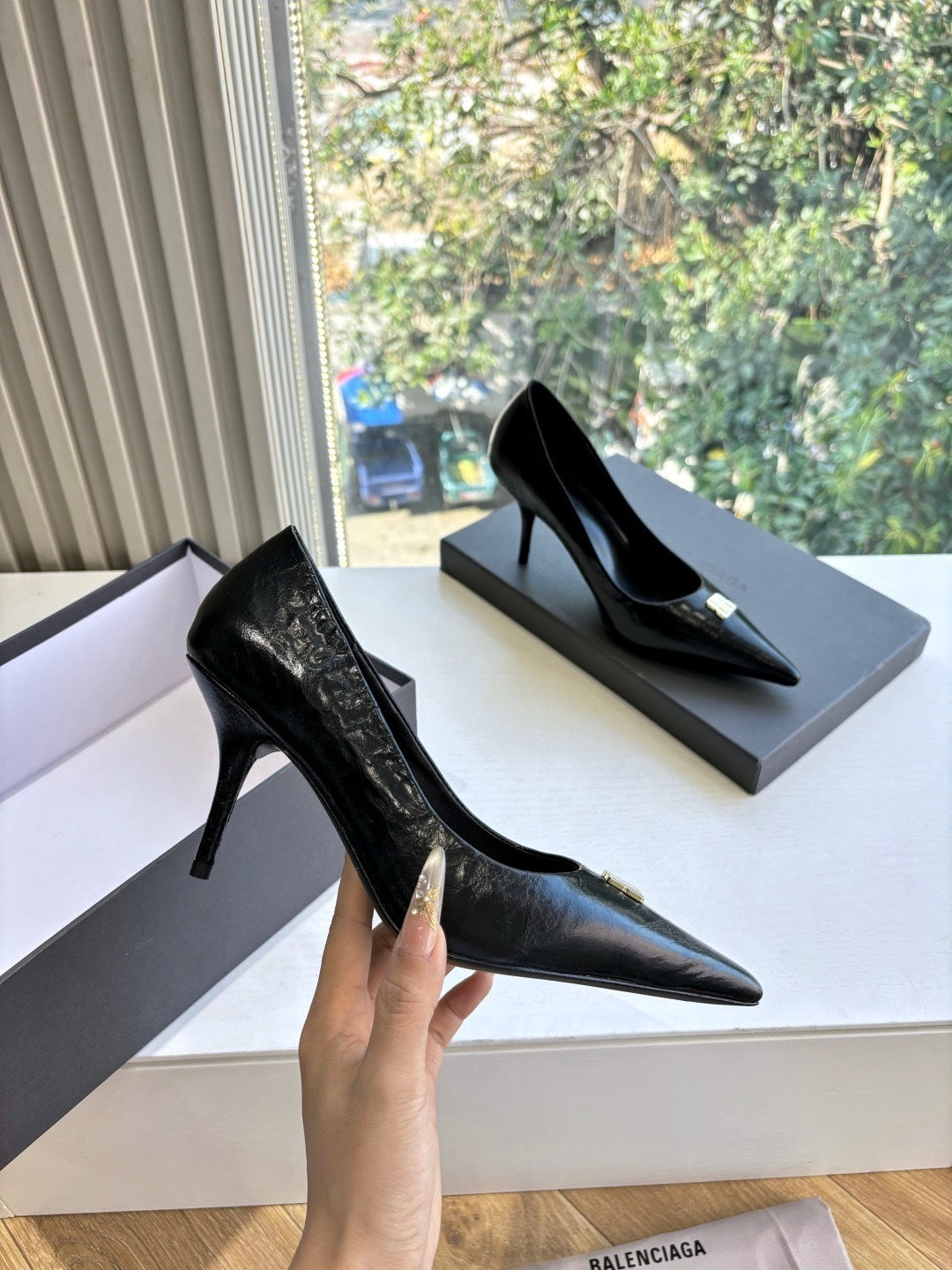 KLASSISCHE SCHWARZE PUMPENS MIT SPITZER ZEHENKANTE UND HOHEN ABSÄTZEN