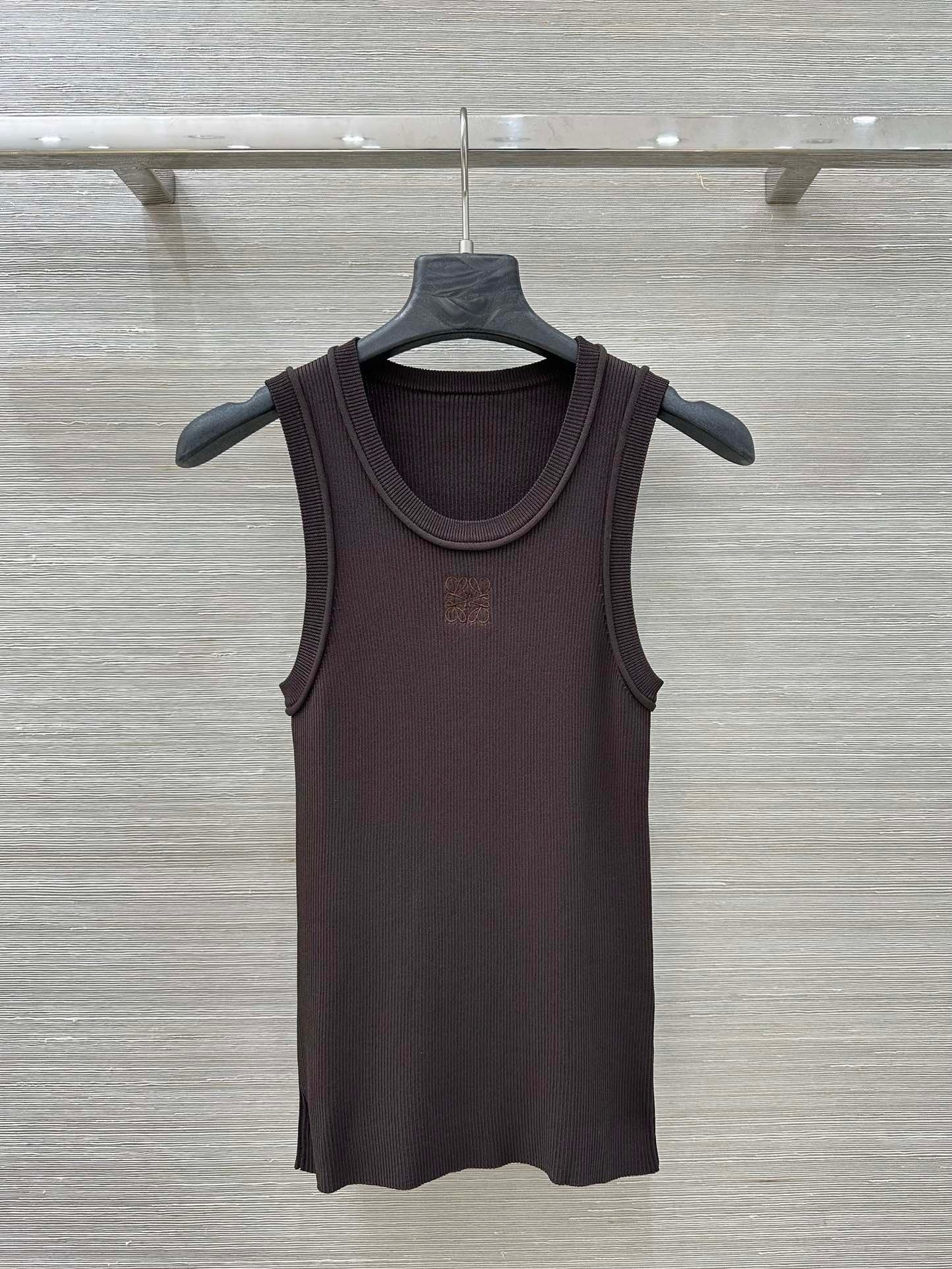 RIBBED SLEEVELESS KNIT TOP