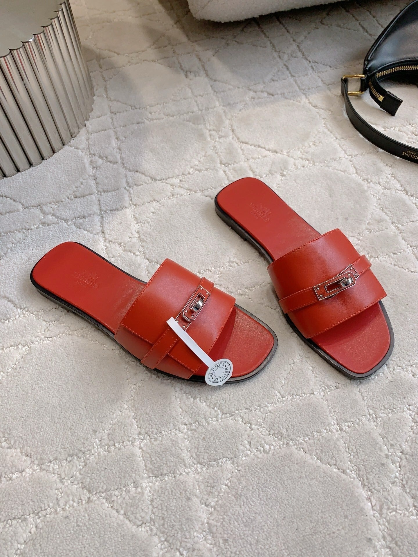 FLAT SUMMER SLIDES WITH CLEAN STRAP AND METAL DETAIL