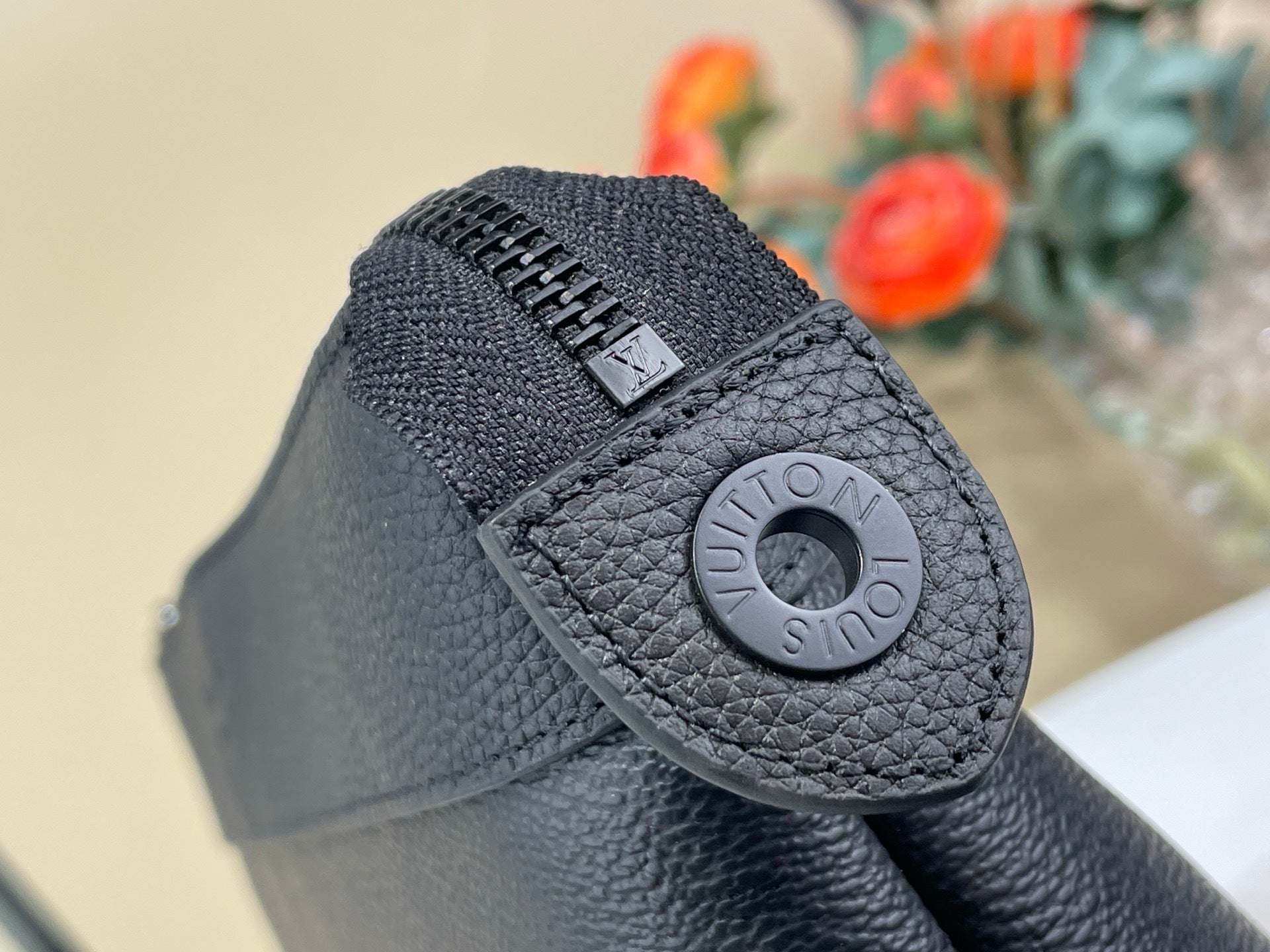 MINIMALIST LEATHER ZIP POUCH