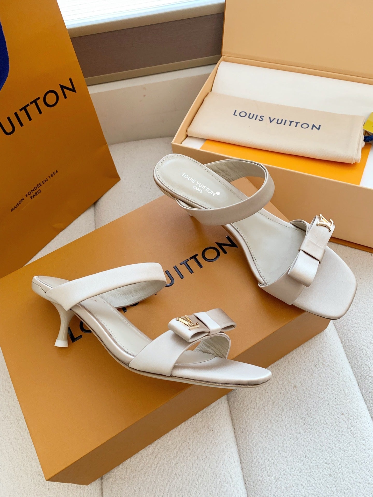 BEIGE BOW DETAIL SLIDE HEEL SANDALS