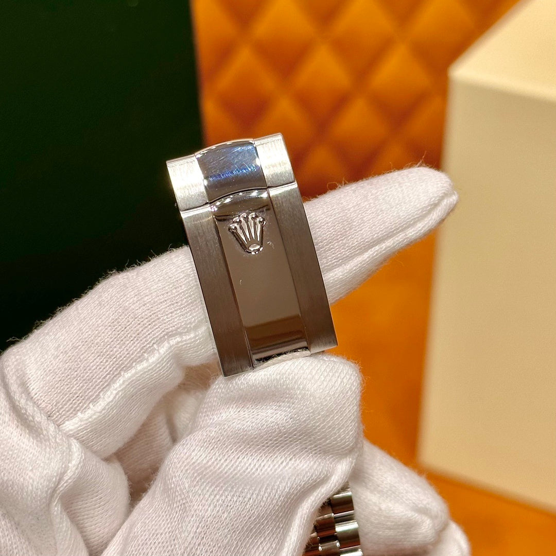 ELEGANT SILVER CLASSIC WATCH