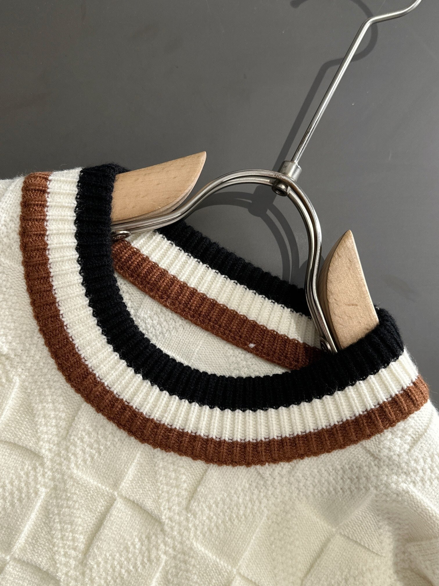 IVORY TEXTURED KNIT SWEATER WITH CONTRAST TRIM
