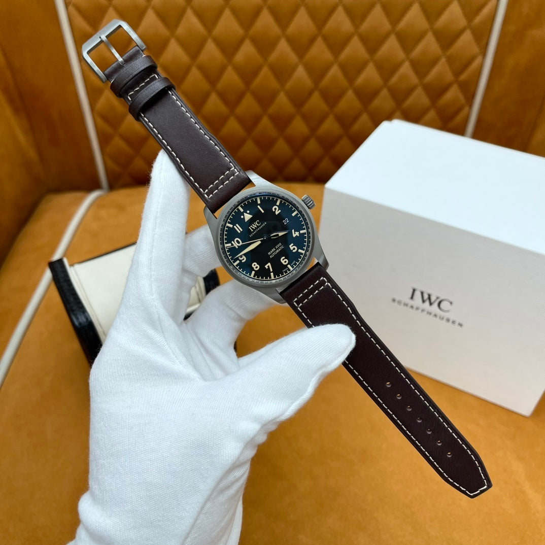 CLASSIC AVIATOR STYLE LEATHER WATCH