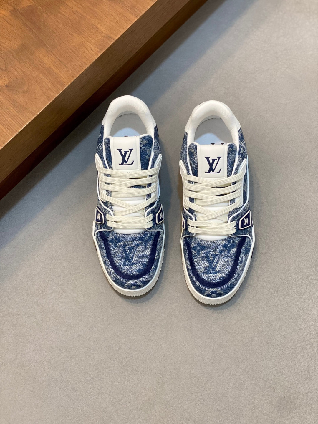 Blaue Denim-Sneaker mit niedrigem Schaft und kontrastierender weißer Sohle